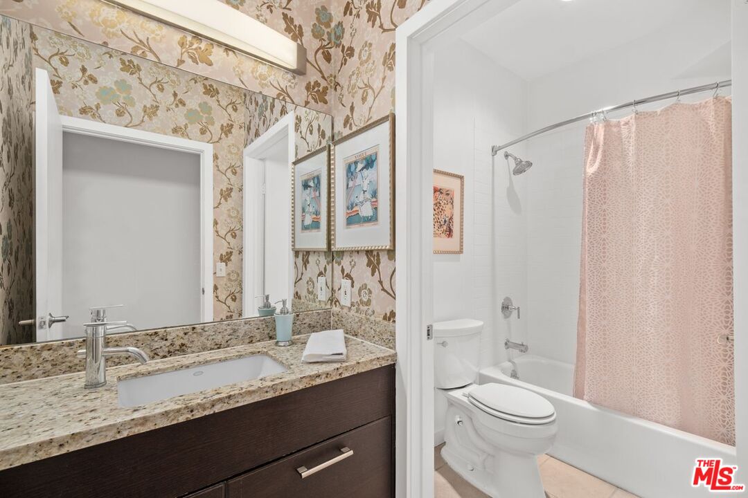 Los Angeles, California, 90004, United States, 2 Bedrooms Bedrooms, ,2 BathroomsBathrooms,Residential,For Sale,1885351