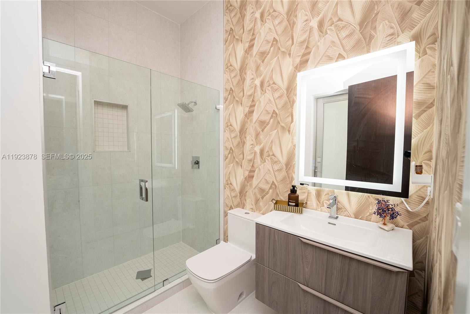 Doral, Florida, 33122, United States, 4 Bedrooms Bedrooms, ,5 BathroomsBathrooms,Residential,For Sale,2002186