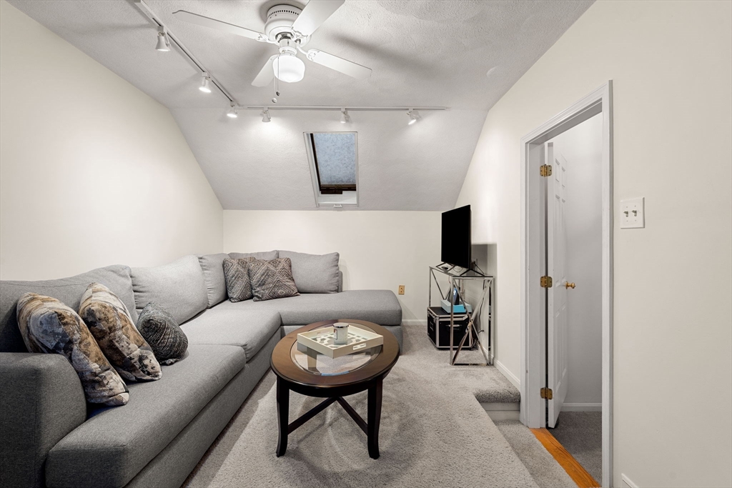 Haverhill, Massachusetts, 01830, United States, 2 Bedrooms Bedrooms, ,3 BathroomsBathrooms,Residential,For Sale,2001775