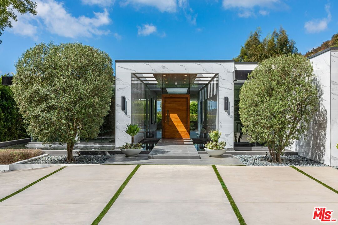 Beverly Hills, California, 90210, United States, 5 Bedrooms Bedrooms, ,9 BathroomsBathrooms,Residential,For Sale,1906570