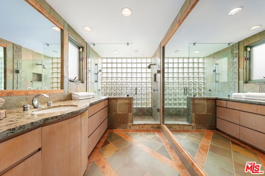Pacific Palisades, California, 90272, United States, 4 Bedrooms Bedrooms, ,2 BathroomsBathrooms,Residential,For Sale,1770890