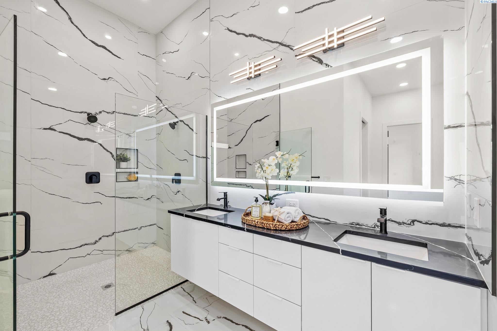 Kennewick, Washington, 99338, United States, 4 Bedrooms Bedrooms, ,6 BathroomsBathrooms,Residential,For Sale,1981644