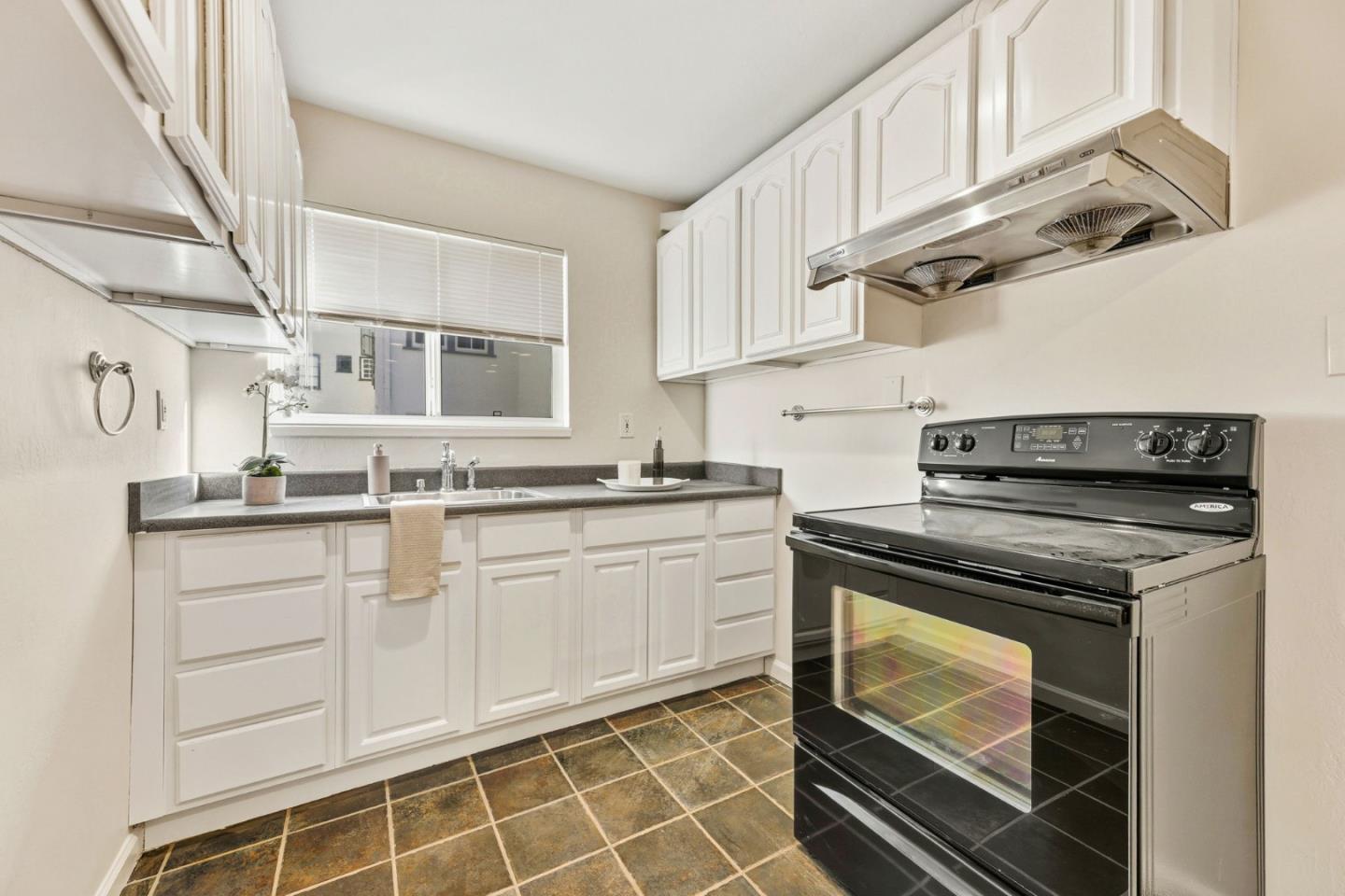 Oakland, California, 94610, United States, 4 Bedrooms Bedrooms, ,4 BathroomsBathrooms,Residential,For Sale,1987505