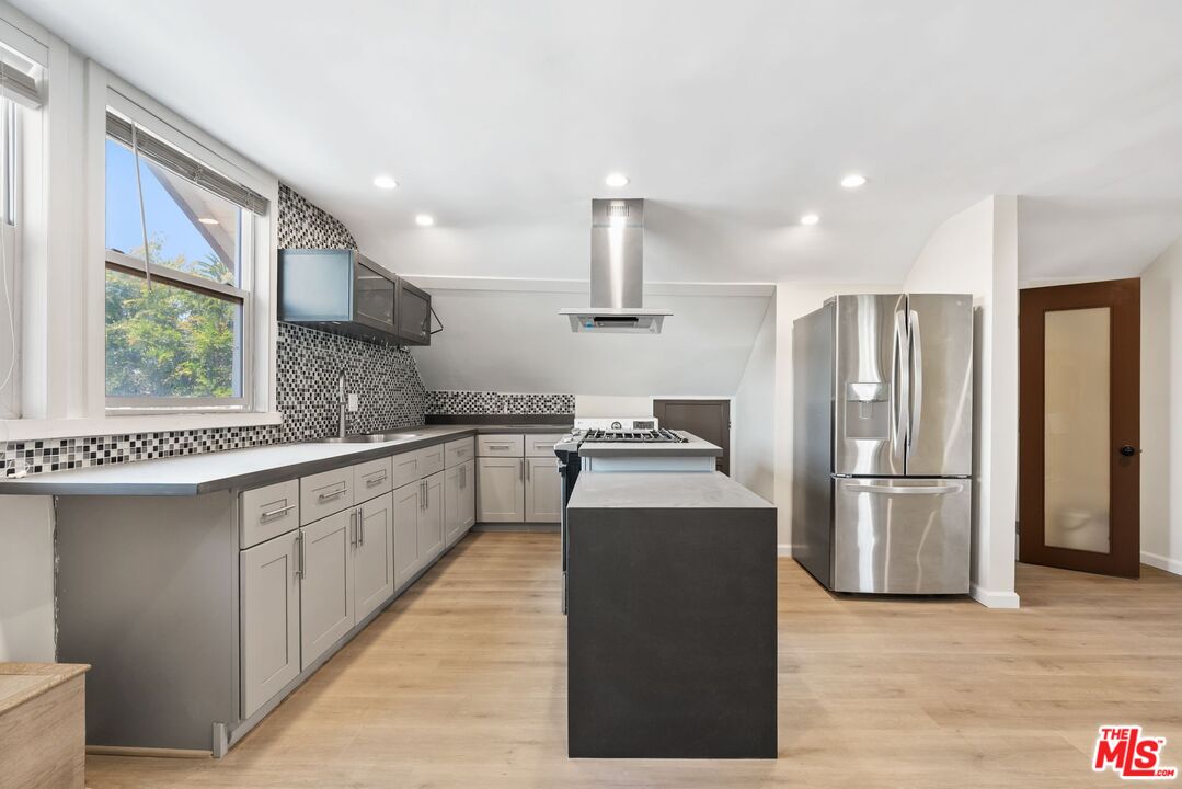 Los Angeles, California, 90006, United States, 7 Bedrooms Bedrooms, ,6 BathroomsBathrooms,Residential,For Sale,1848318