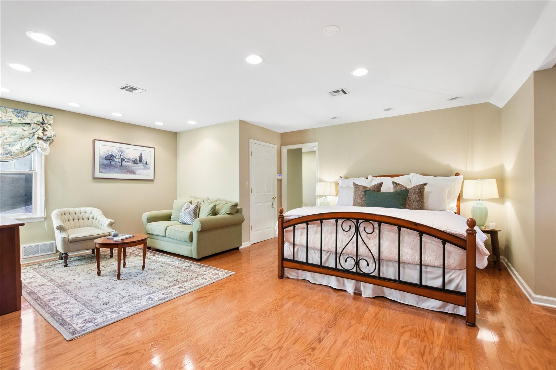  Split Level Home Offers Generous Living Spaces and Inviting Outdoor Areas - 物件實景