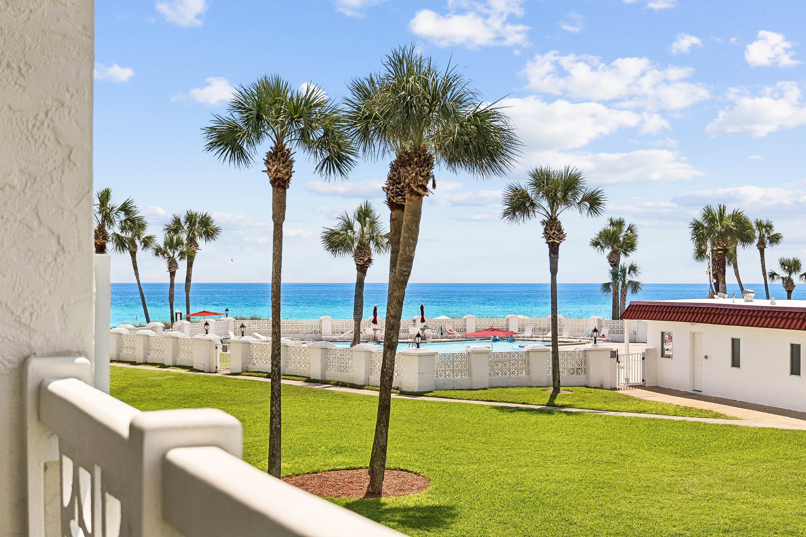  Gulf-Front Corner Retreat In Sought-After Community Near Amenities - 物件實景
