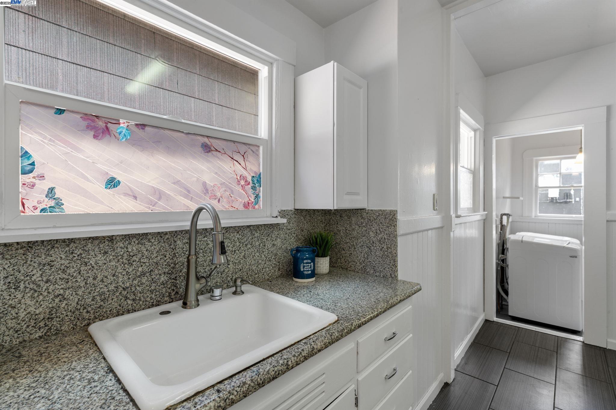 Oakland, California, 94606, United States, 3 Bedrooms Bedrooms, ,2 BathroomsBathrooms,Residential,For Sale,1839089