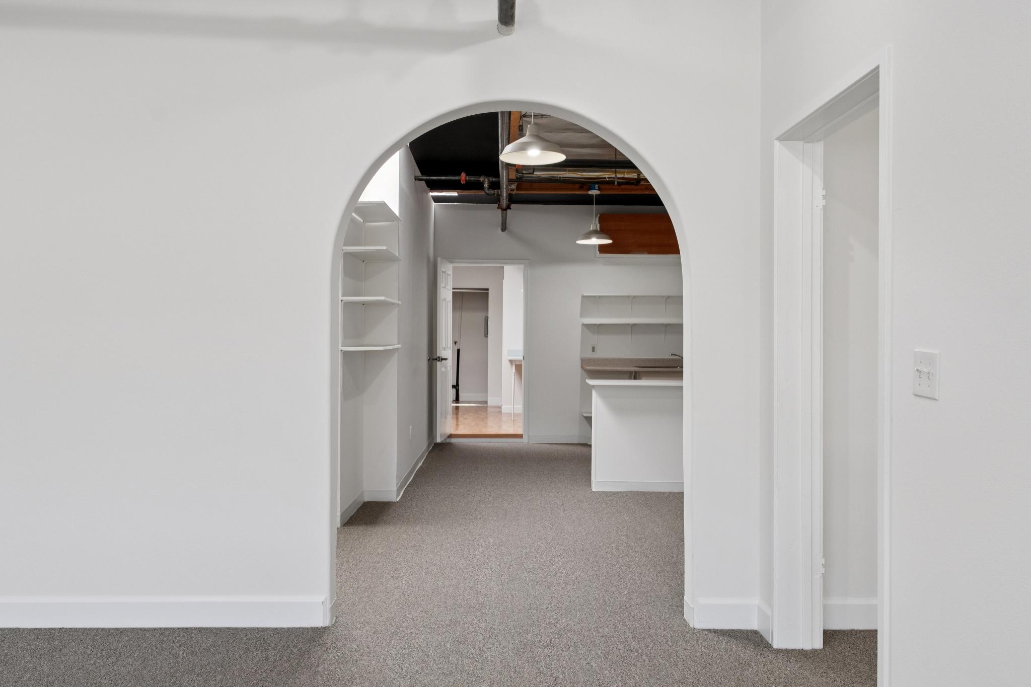  Creative Loft-Style Commercial Space with 15+ Foot Ceilings - 物件實景