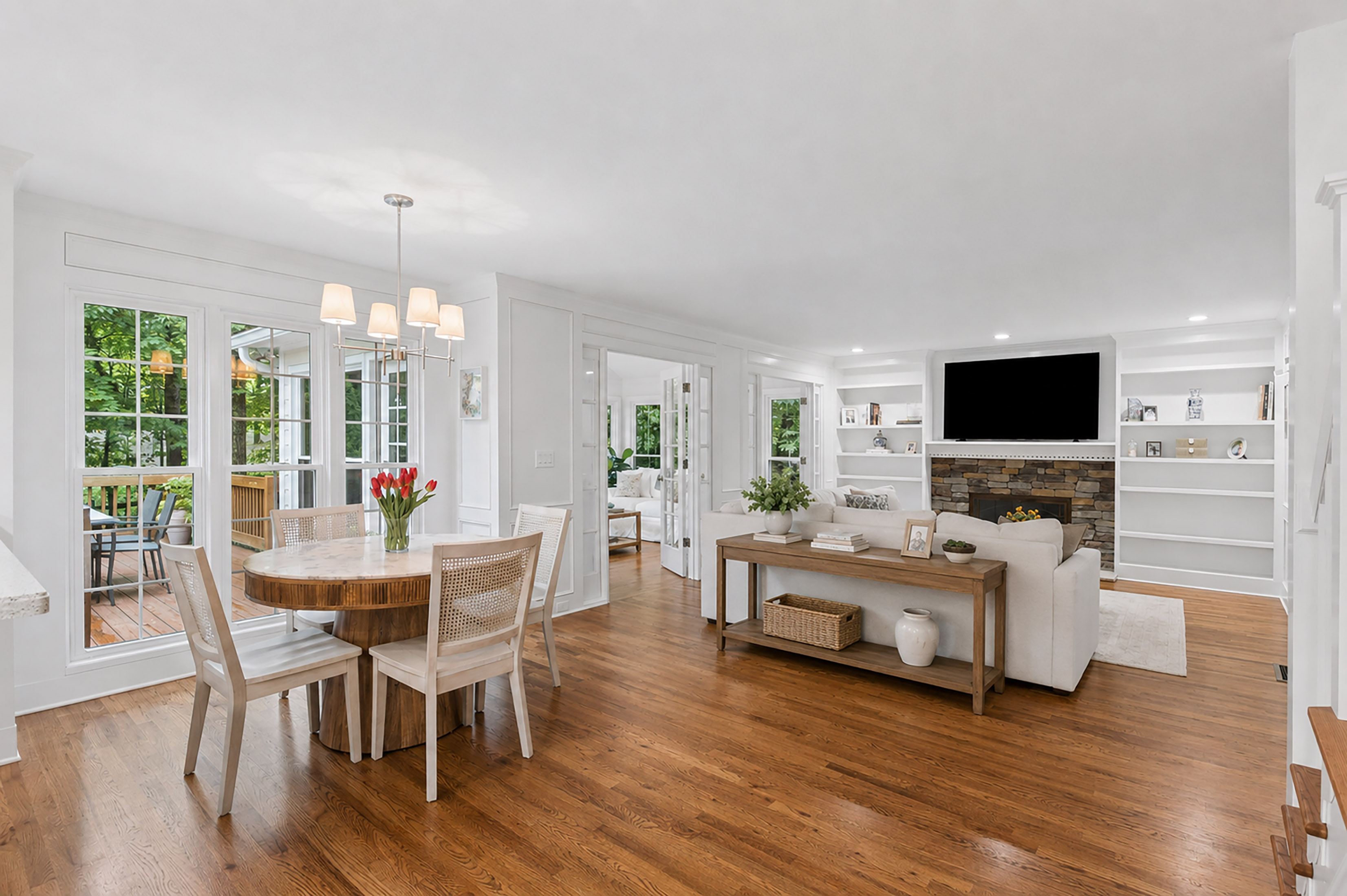  Beautifully Updated Home Blends Timeless Style with Elevated Designer Finishes - 物件實景