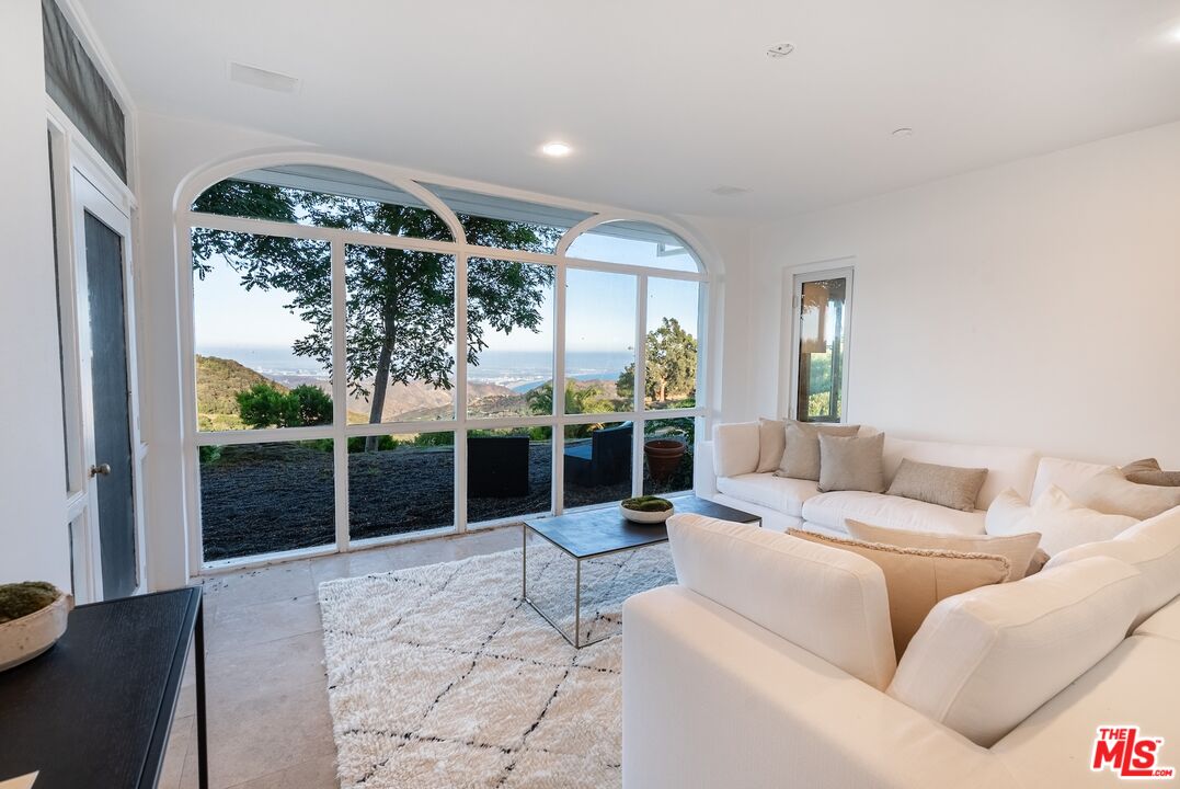 Topanga, California, 90290, United States, 4 Bedrooms Bedrooms, ,4 BathroomsBathrooms,Residential,For Sale,1902057