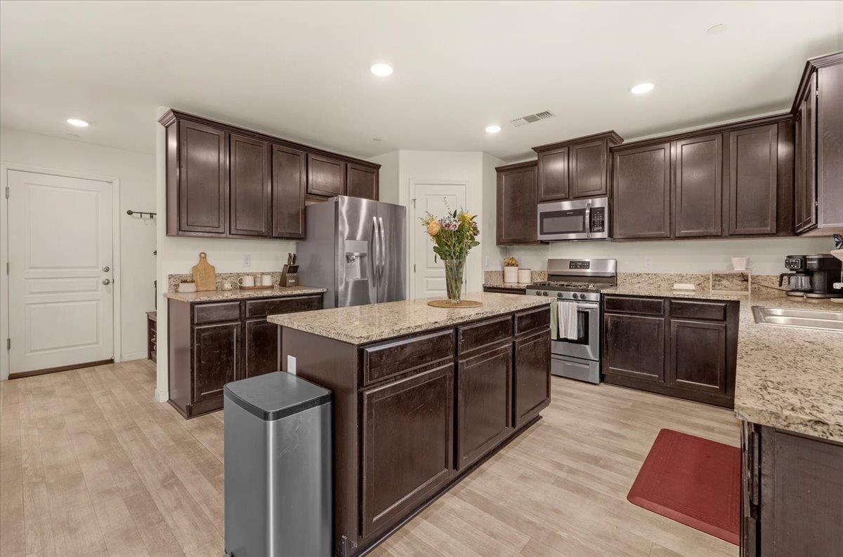 Fresno, California, 93722, United States, 5 Bedrooms Bedrooms, ,3 BathroomsBathrooms,Residential,For Sale,1982186