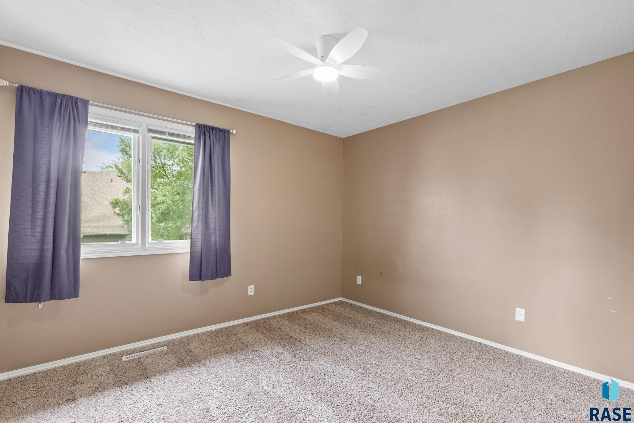 Sioux Falls, South Dakota, 57103, United States, 5 Bedrooms Bedrooms, ,2 BathroomsBathrooms,Residential,For Sale,1908912