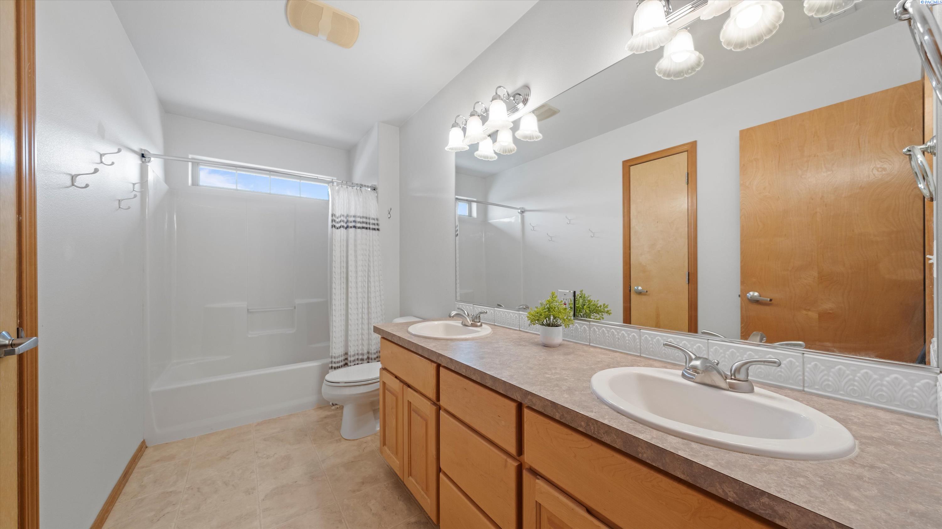 Richland, Washington, 99352, United States, 4 Bedrooms Bedrooms, ,3 BathroomsBathrooms,Residential,For Sale,1940830