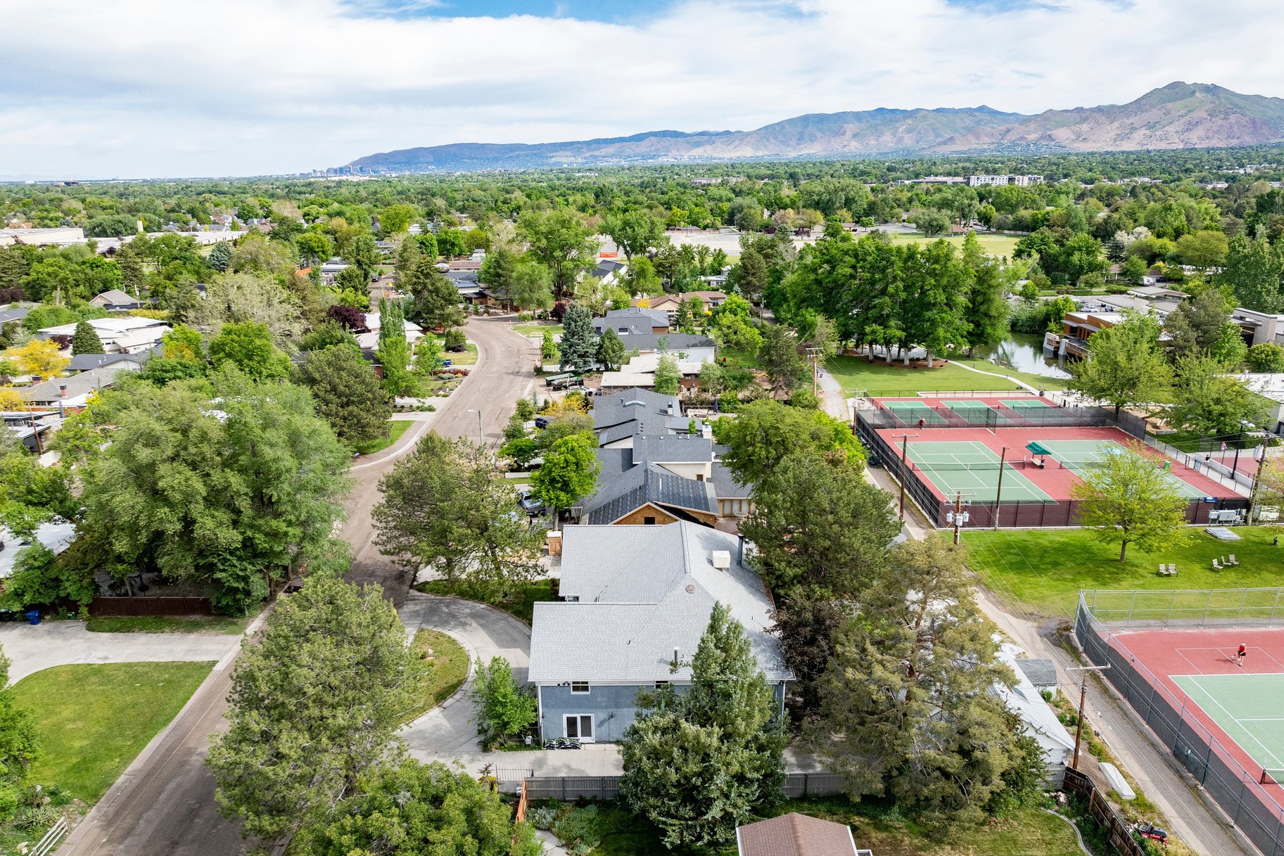  Timeless Holladay Opportunity Backing Cottonwood Club - 物件實景
