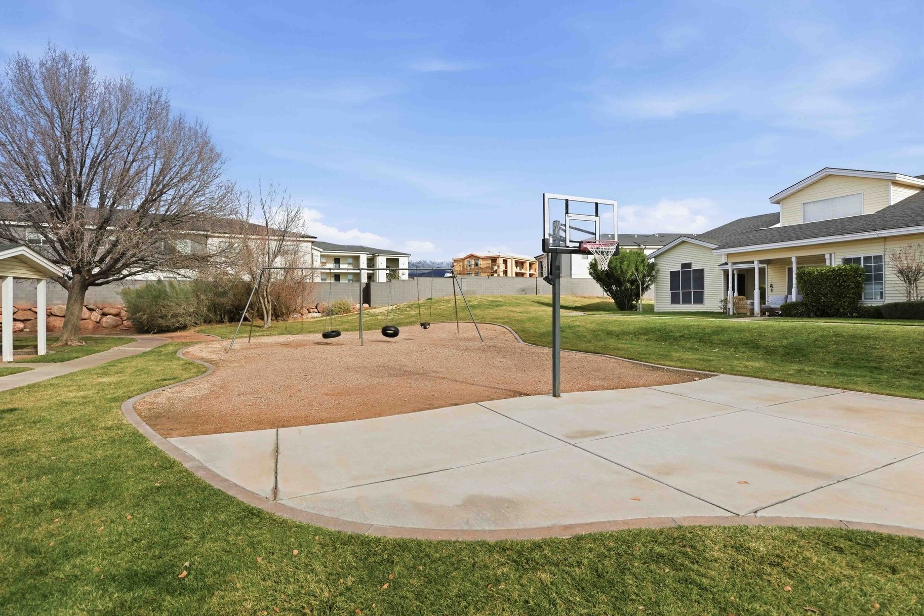  Open-Concept End-Unit with Updates in Knollwood Townhomes - 物件實景