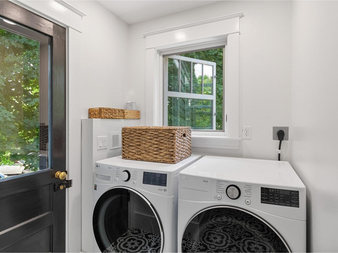 Burlington, Vermont, 05401, United States, 3 Bedrooms Bedrooms, ,2 BathroomsBathrooms,Residential,For Sale,1906339
