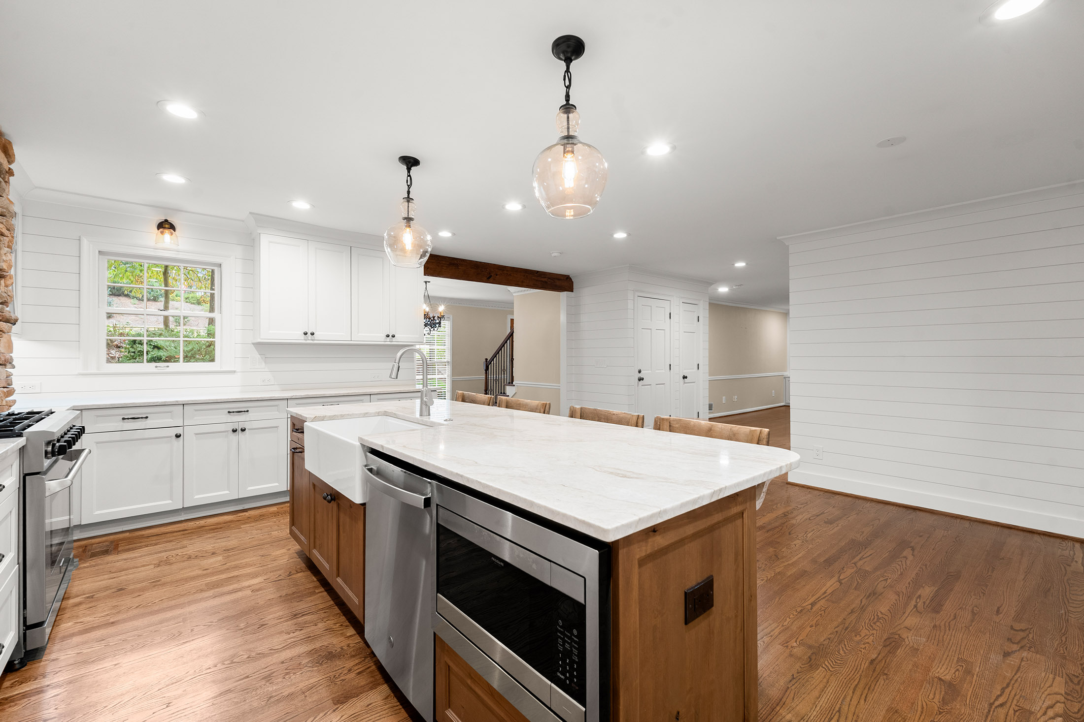  Beautifully Transformed Home in Lassiter School District - 物件實景