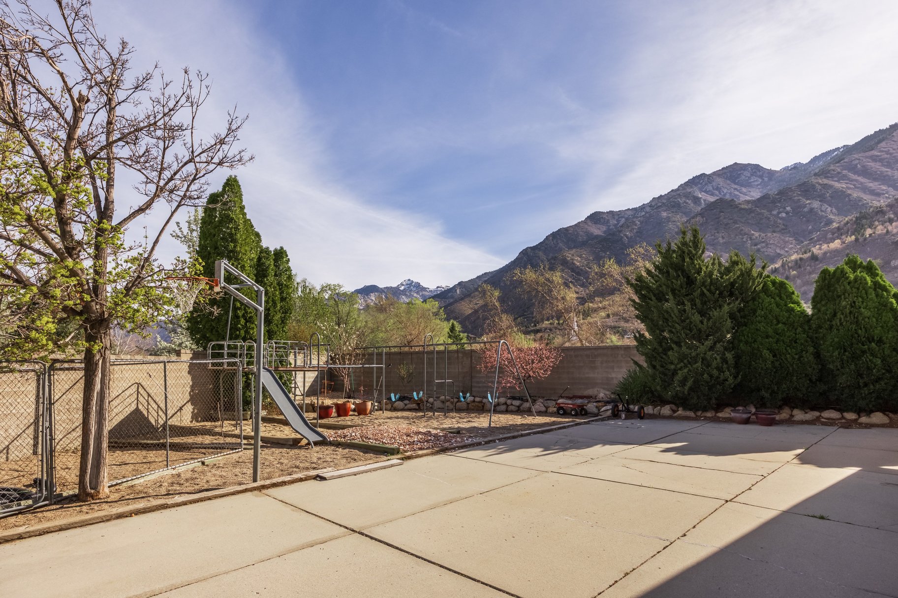  Updated Sandy Home With One of a Kind Location With Unobstructed Mountain Views - 物件實景