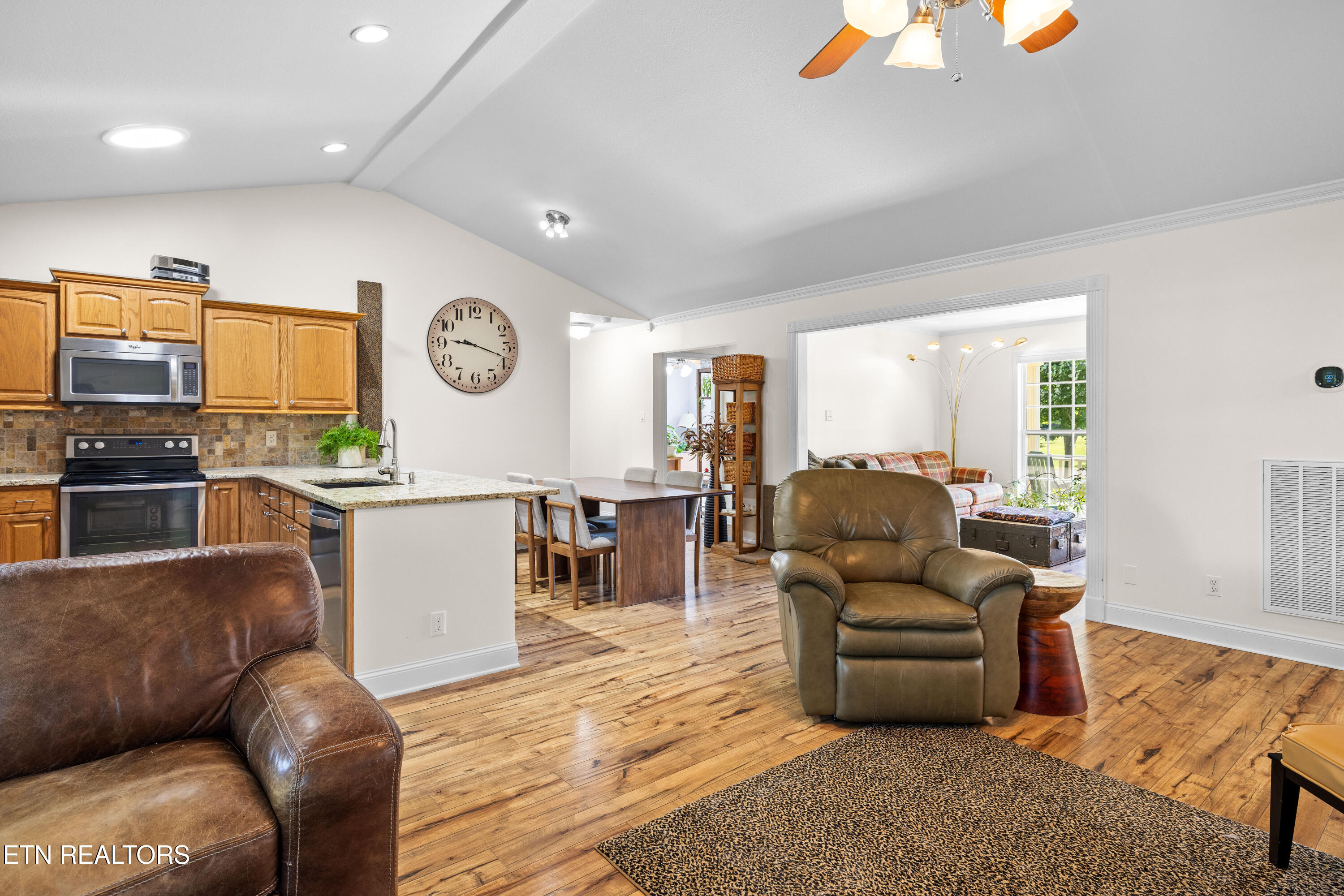 Walland, Tennessee, 37886, United States, 3 Bedrooms Bedrooms, ,2 BathroomsBathrooms,Residential,For Sale,1930662