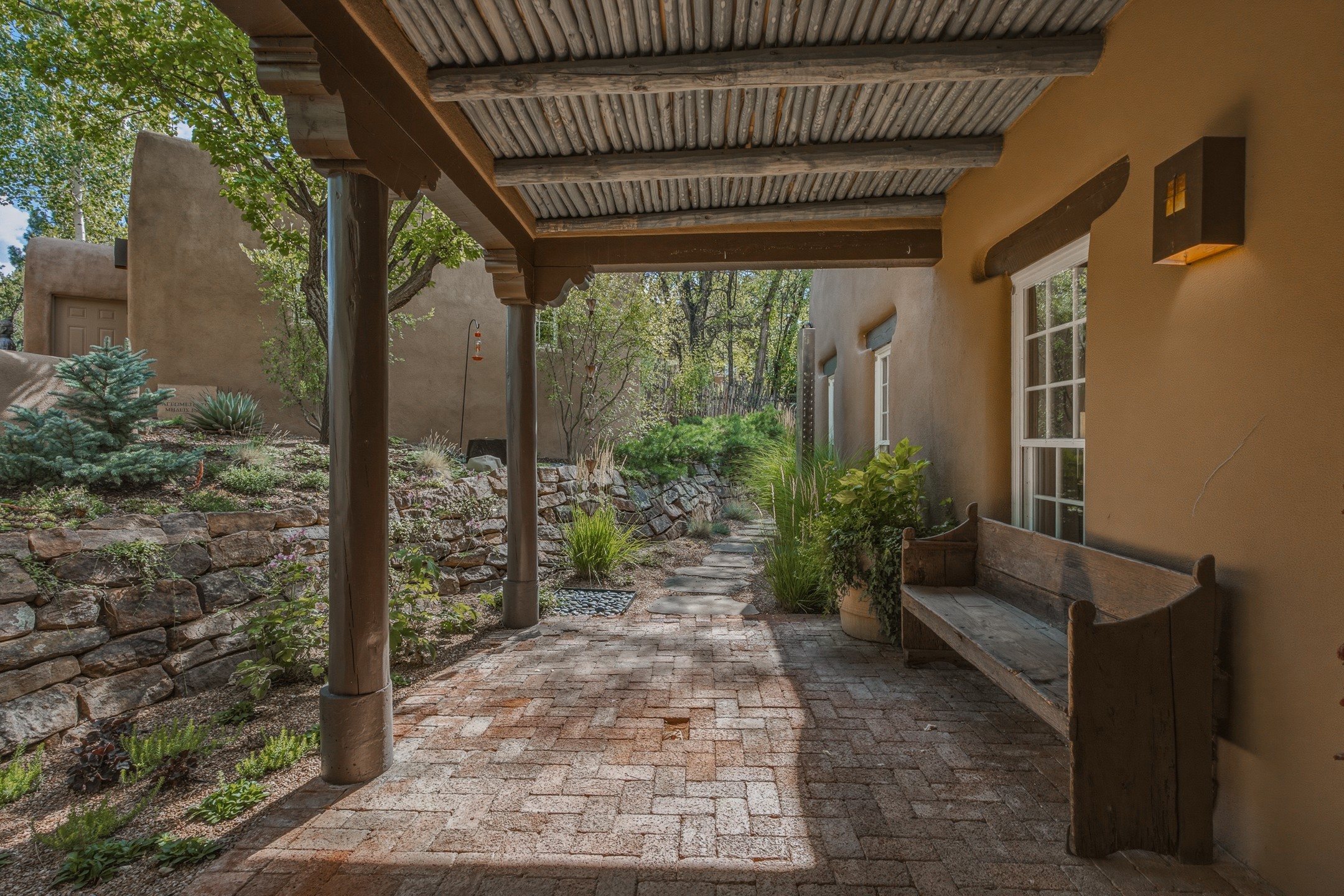  586 1/2 Camino Del Monte Sol - 物件實景