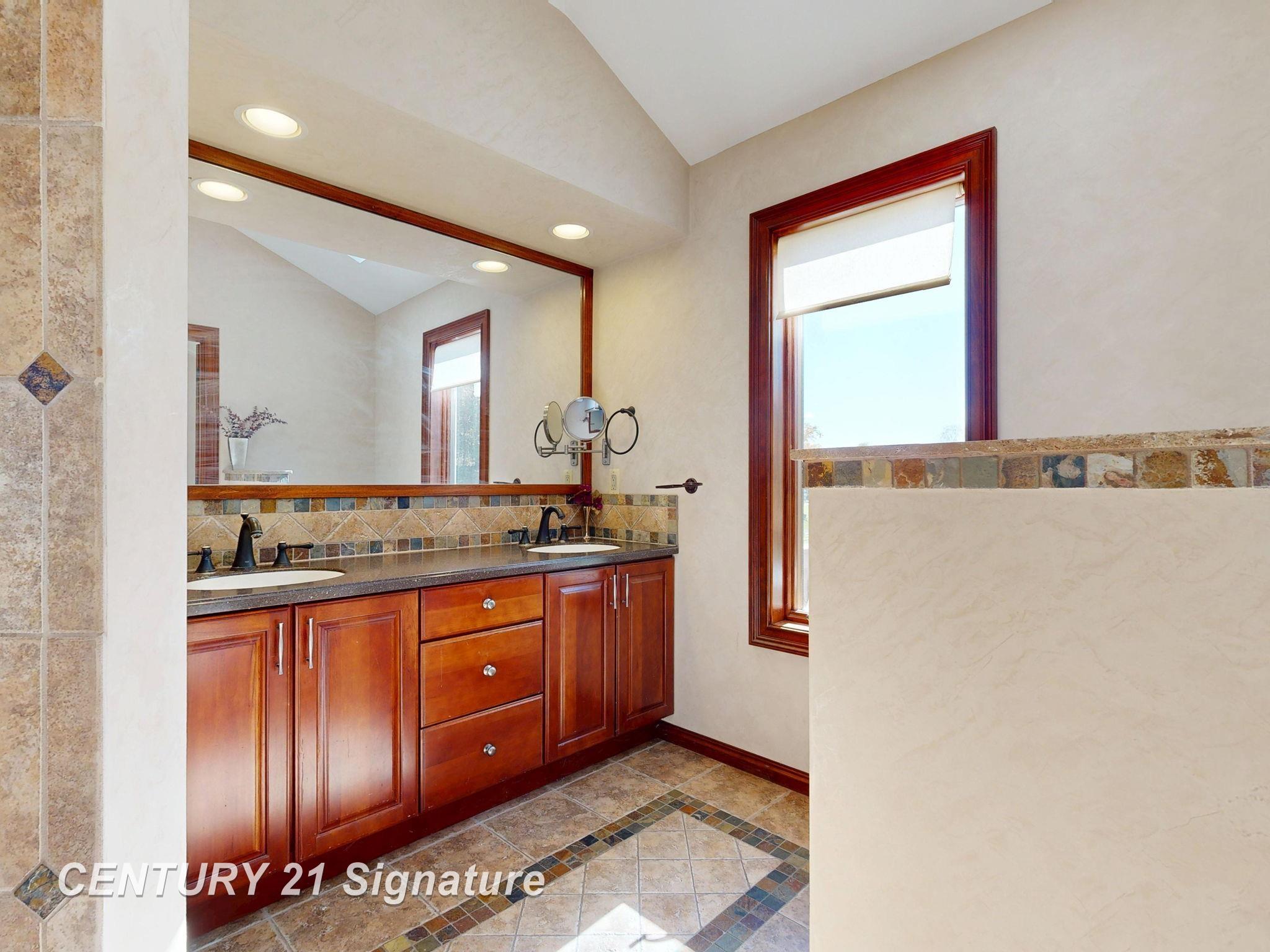 Fenton, Michigan, 48430, United States, 6 Bedrooms Bedrooms, ,4 BathroomsBathrooms,Residential,For Sale,1976063