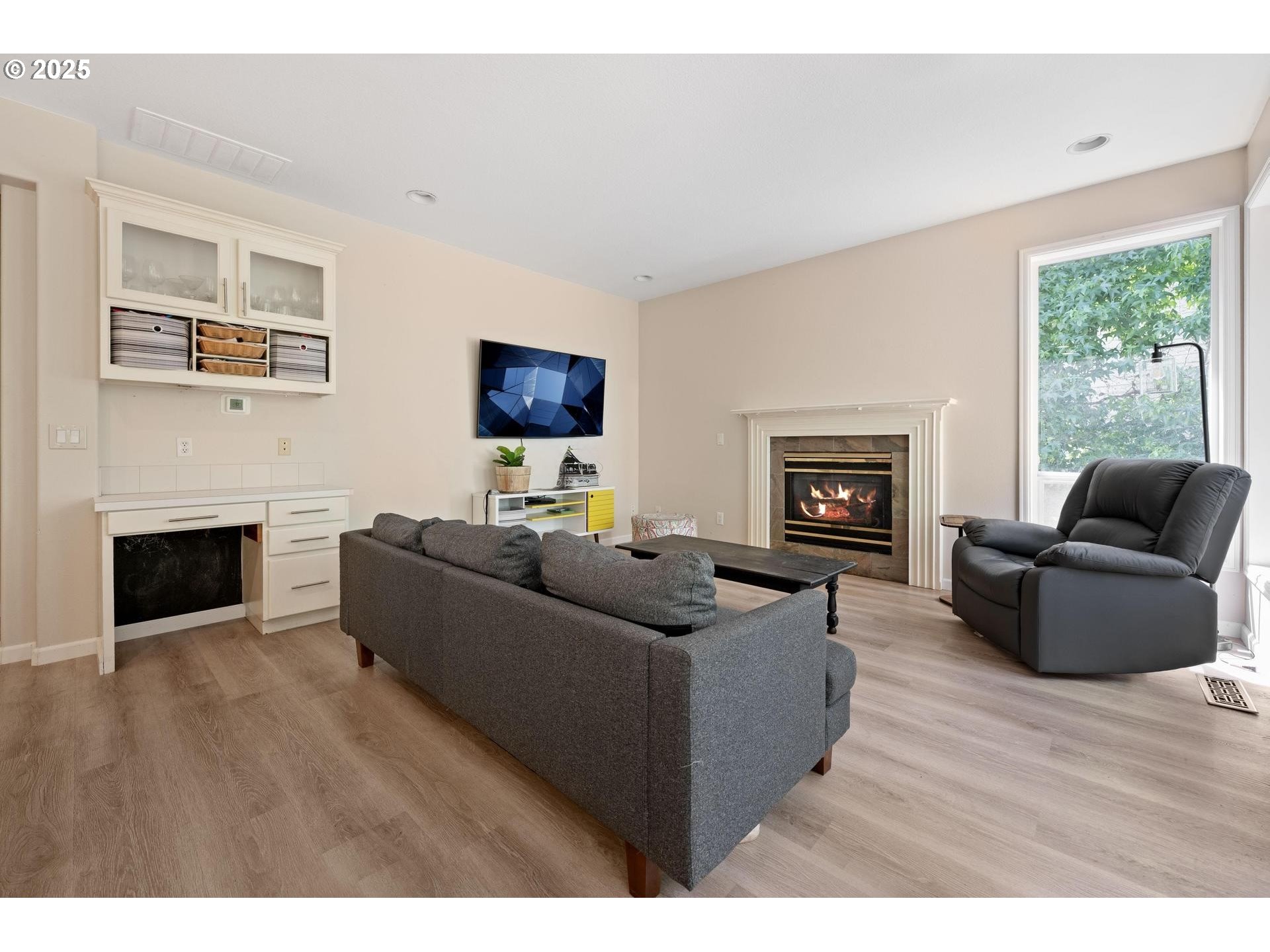 Portland, Oregon, 97219, United States, 4 Bedrooms Bedrooms, ,2 BathroomsBathrooms,Residential,For Sale,1917985