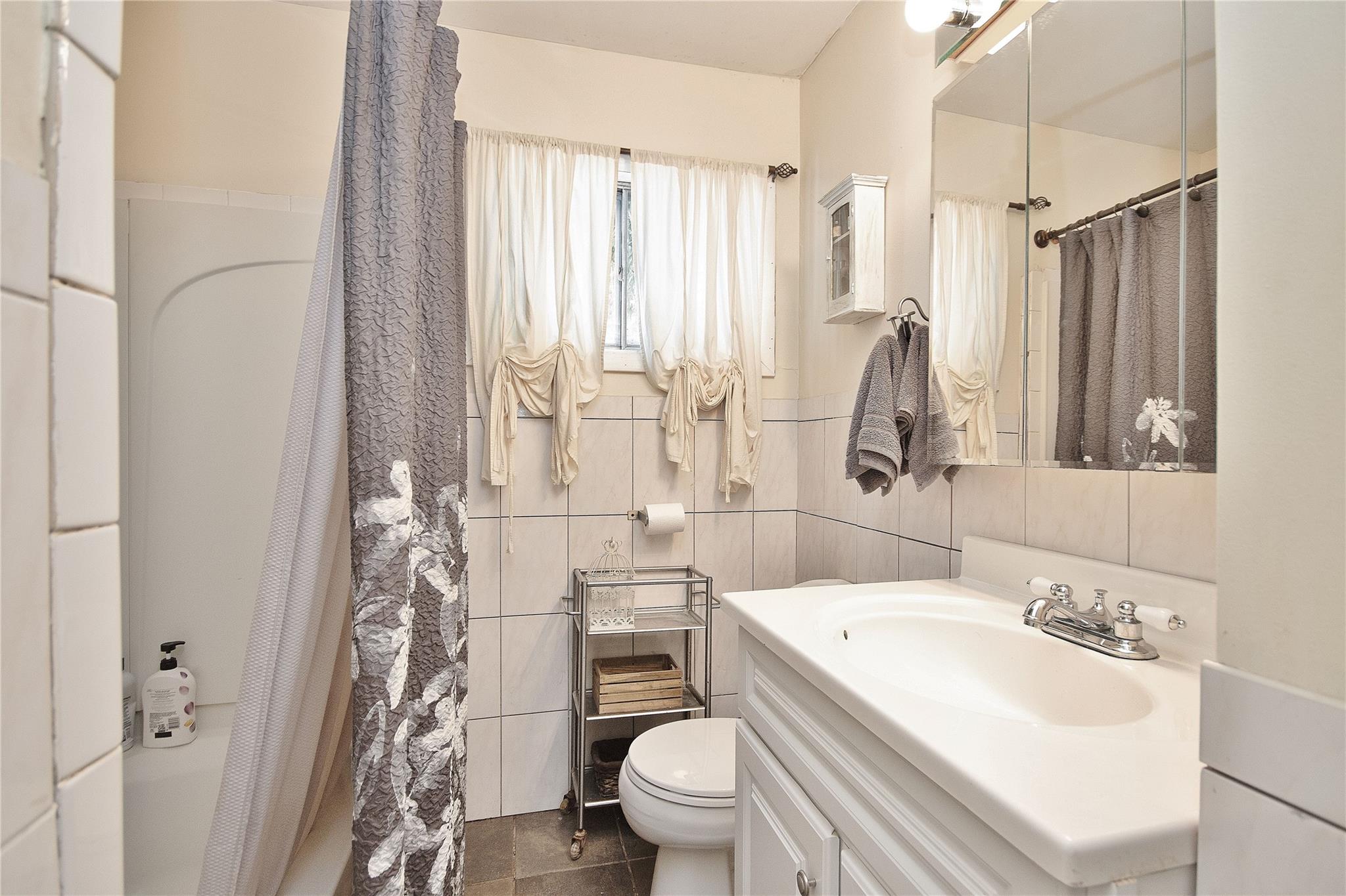 Garnerville, New York, 10923, United States, 5 Bedrooms Bedrooms, ,2 BathroomsBathrooms,Residential,For Sale,1927826