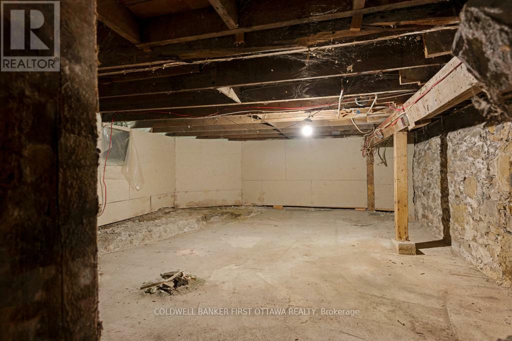 SMITHS FALLS, Ontario, K7A 2Z5, CA, 8 Bedrooms Bedrooms, ,6 BathroomsBathrooms,Residential,For Sale,1865309