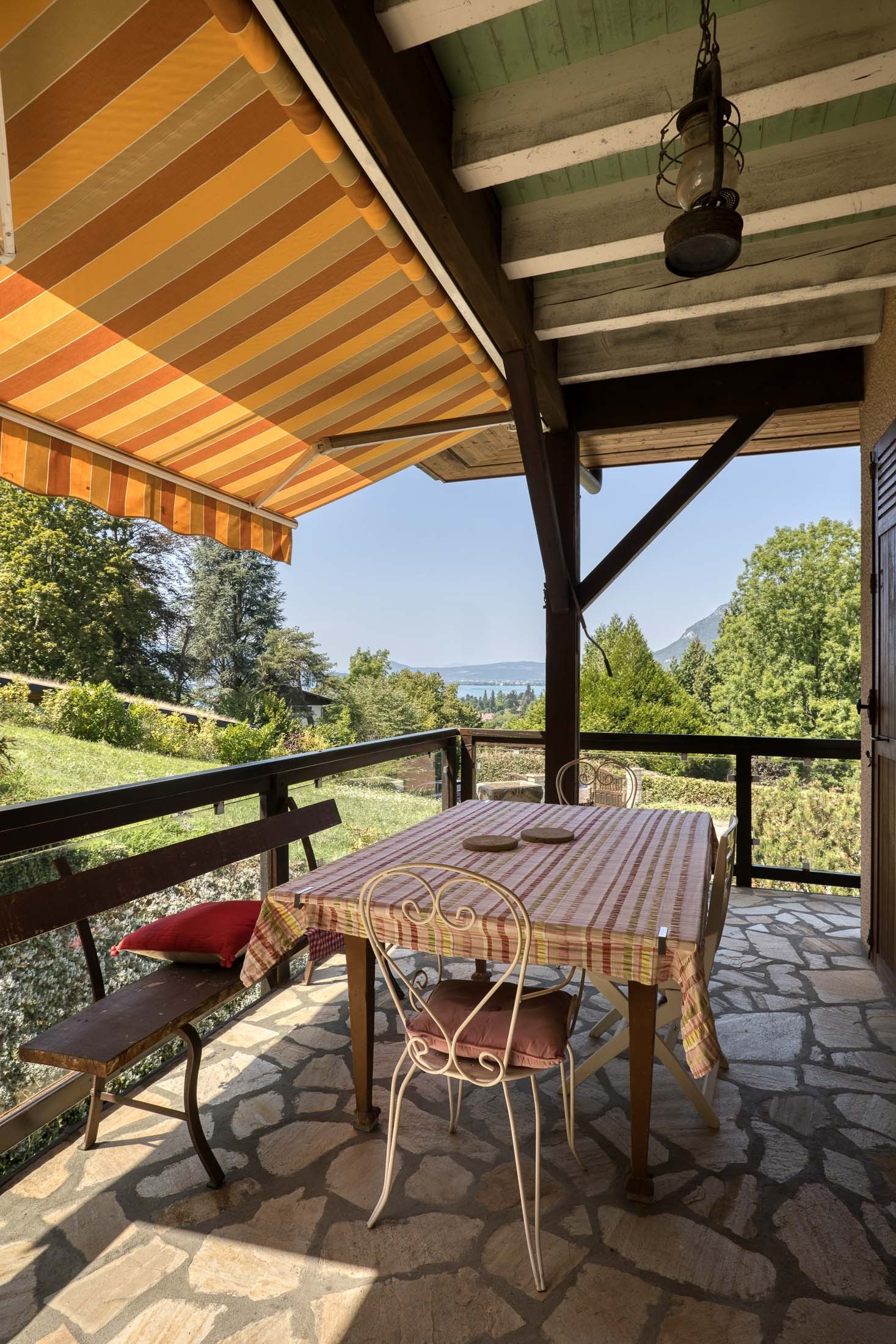 Exceptional property with views of Lake, the mountains, and the Château de Ment… - 物件實景