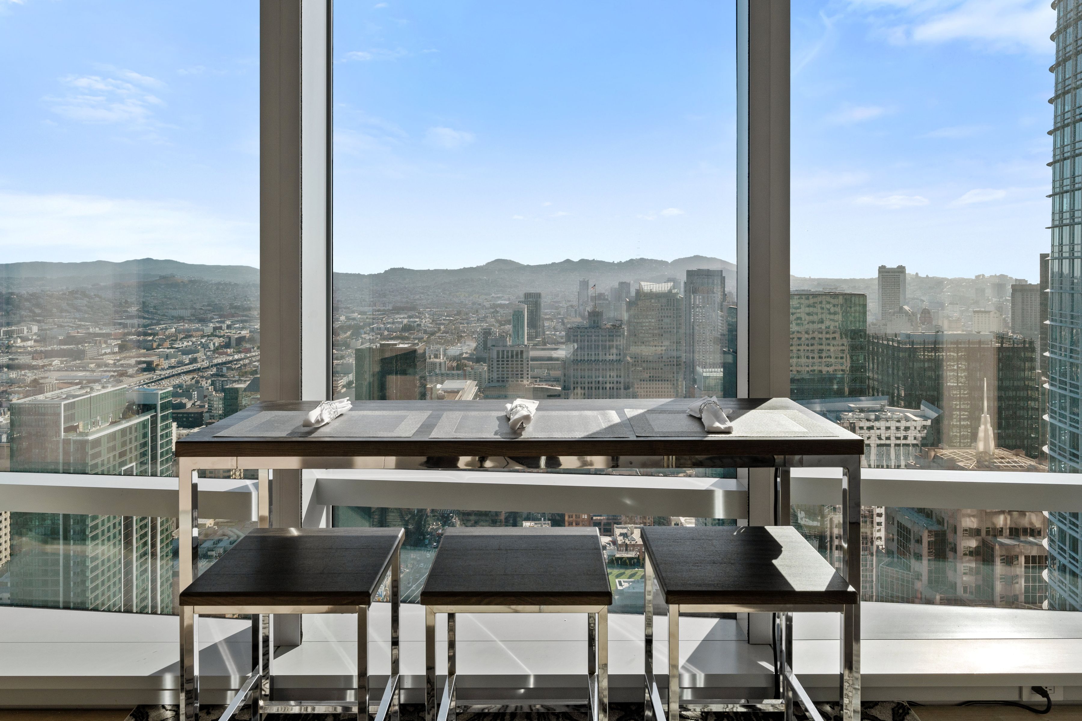  Wrapped in Glass. Enveloped by Views. - 物件實景