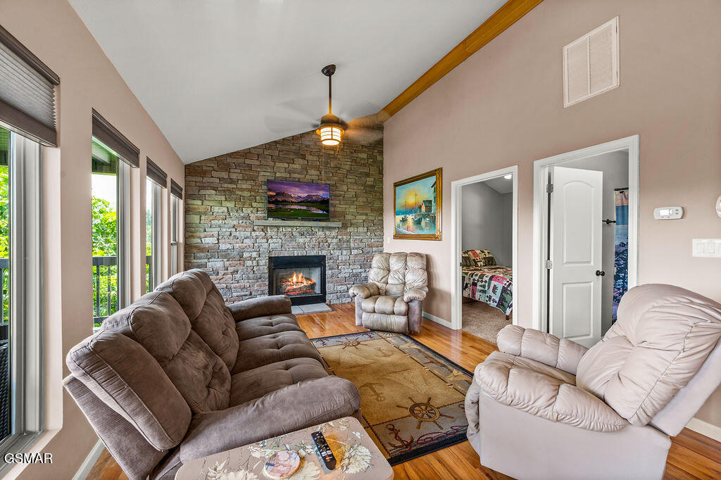 Gatlinburg, Tennessee, 37738, United States, 2 Bedrooms Bedrooms, ,2 BathroomsBathrooms,Residential,For Sale,1924446