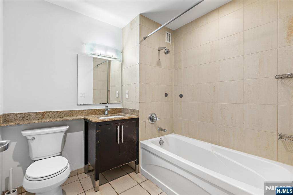 Jersey City, New Jersey, 07310, United States, 2 Bedrooms Bedrooms, ,2 BathroomsBathrooms,Residential,For Sale,1868291