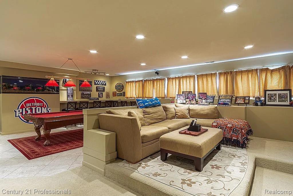 OrchardLake, Michigan, 48323, United States, 5 Bedrooms Bedrooms, ,5 BathroomsBathrooms,Residential,For Sale,1980200