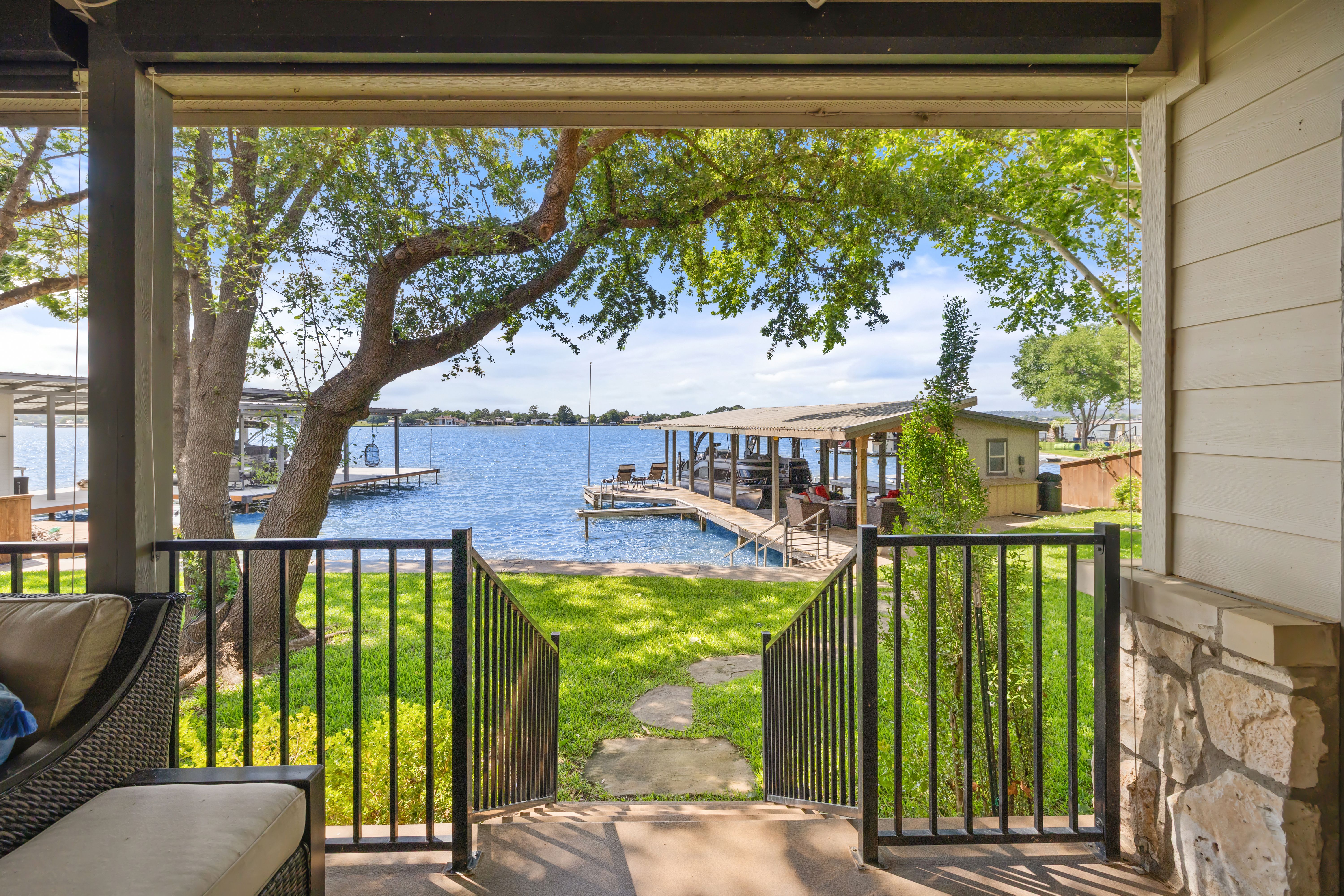  402 S. Shorewood Dr on Lake LBJ - 物件實景