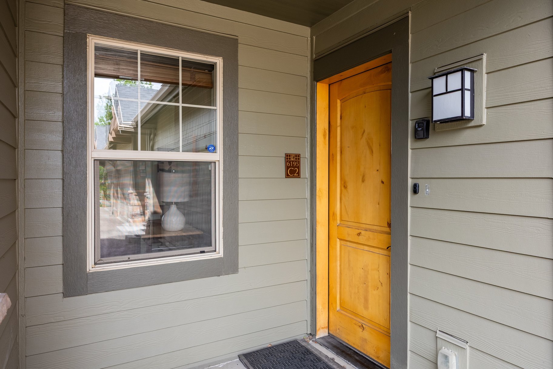  Exceptional Fox Point Townhome with Mountain Views & Prime Location - 物件實景