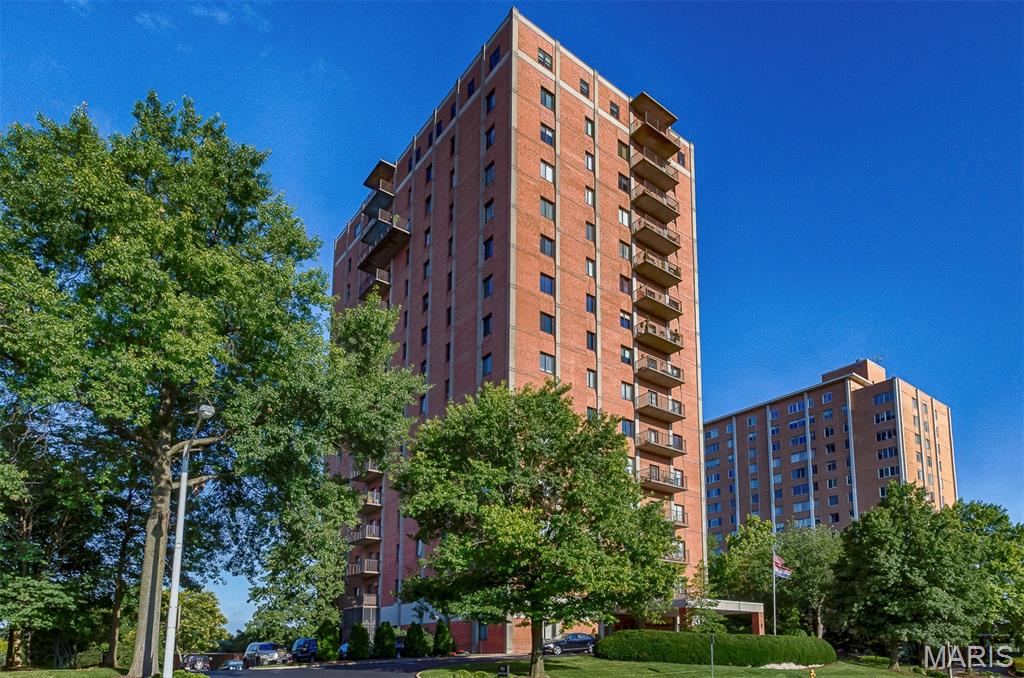 St Louis, Missouri, 63105, United States, 2 Bedrooms Bedrooms, ,2 BathroomsBathrooms,Residential,For Sale,1828450