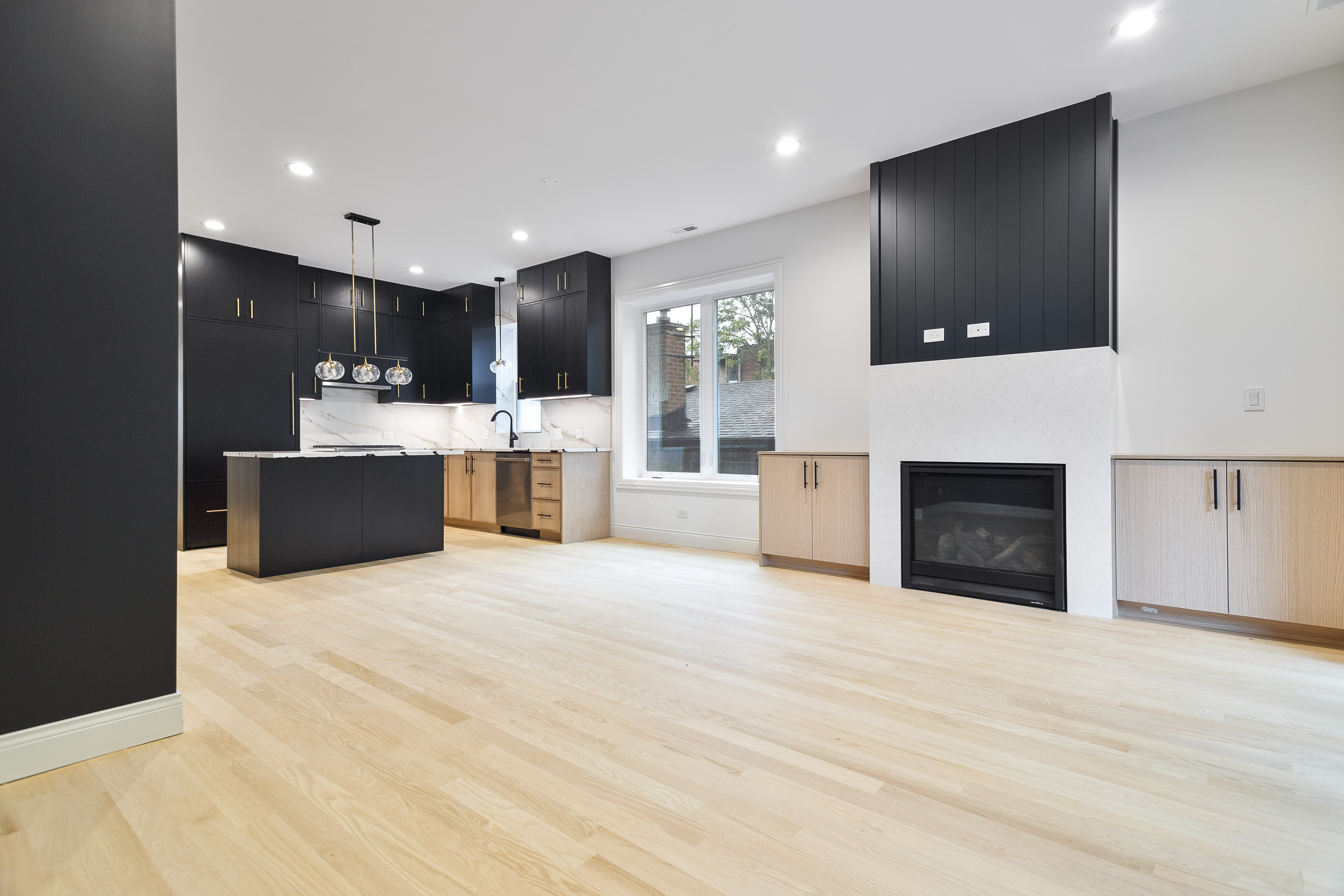  Experience Elevated Living in this Sun-filled Second-floor Simplex - 物件實景