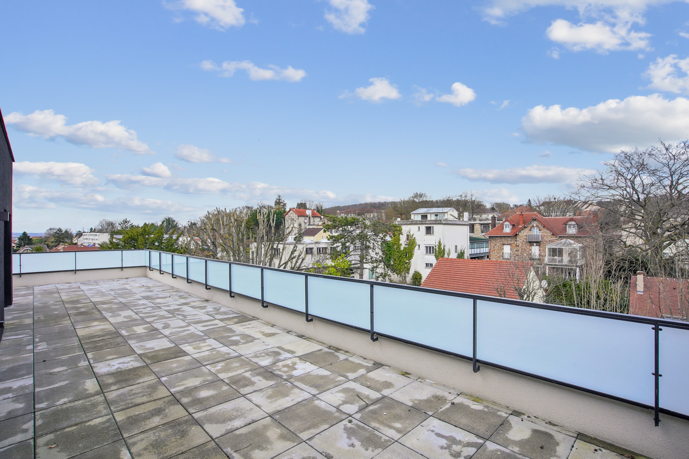  Bright Apartment with Open Views and Spacious Terrace - 物件實景