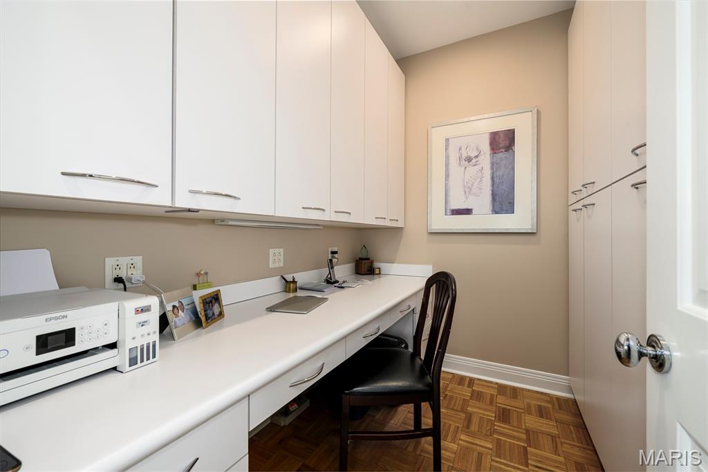St Louis, Missouri, 63105, United States, 2 Bedrooms Bedrooms, ,2 BathroomsBathrooms,Residential,For Sale,1828450