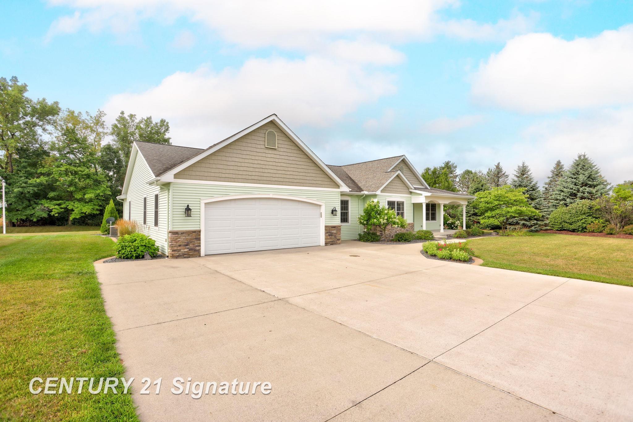 Freeland, Michigan, 48623, United States, 4 Bedrooms Bedrooms, ,3 BathroomsBathrooms,Residential,For Sale,1924442