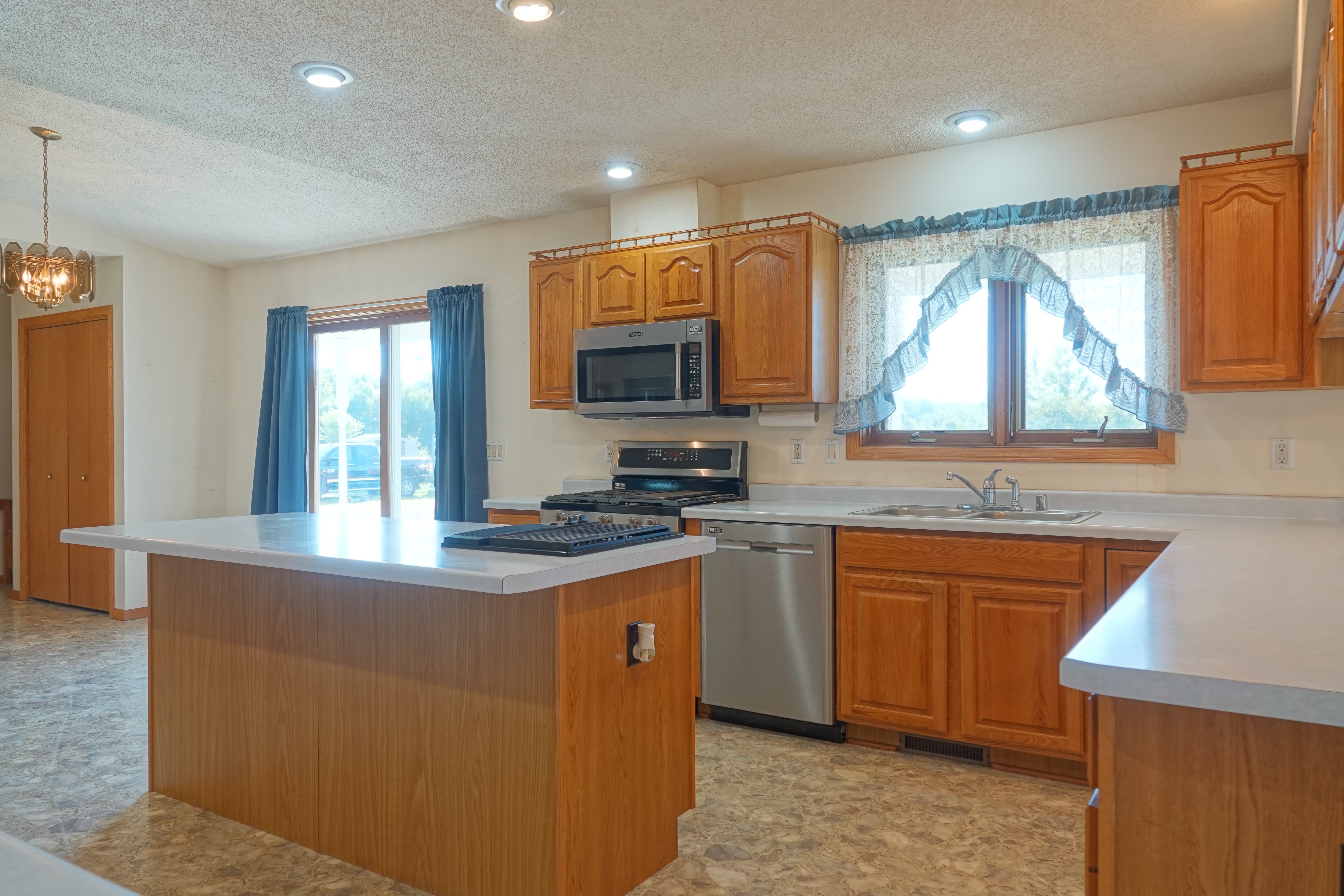 Abbotsford, Wisconsin, 54405, United States, 4 Bedrooms Bedrooms, ,4 BathroomsBathrooms,Residential,For Sale,1977625