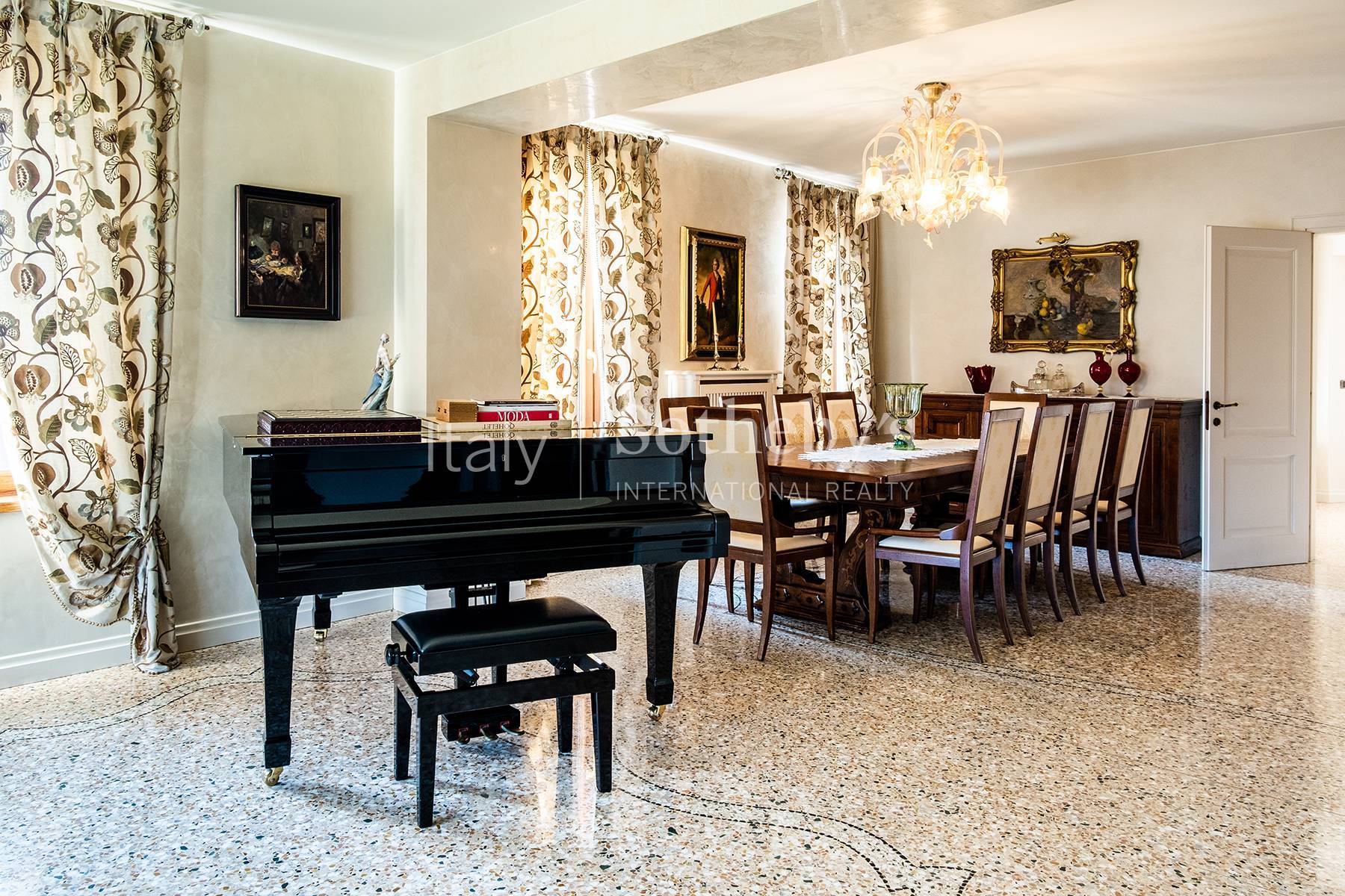  Hillside villa with olive grove and caretaker