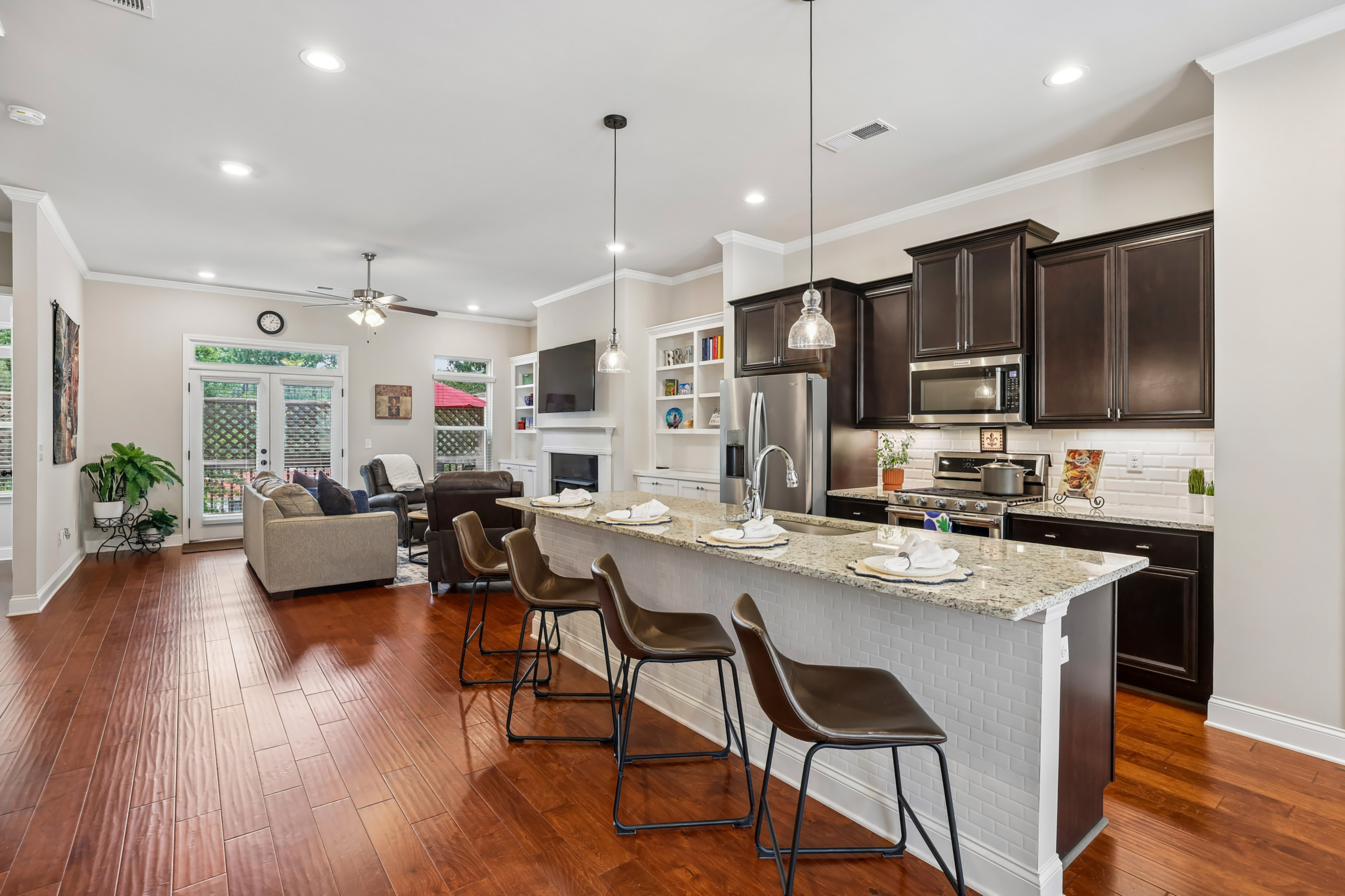  Modern Elegance in Beautifully Designed Townhome - 物件實景