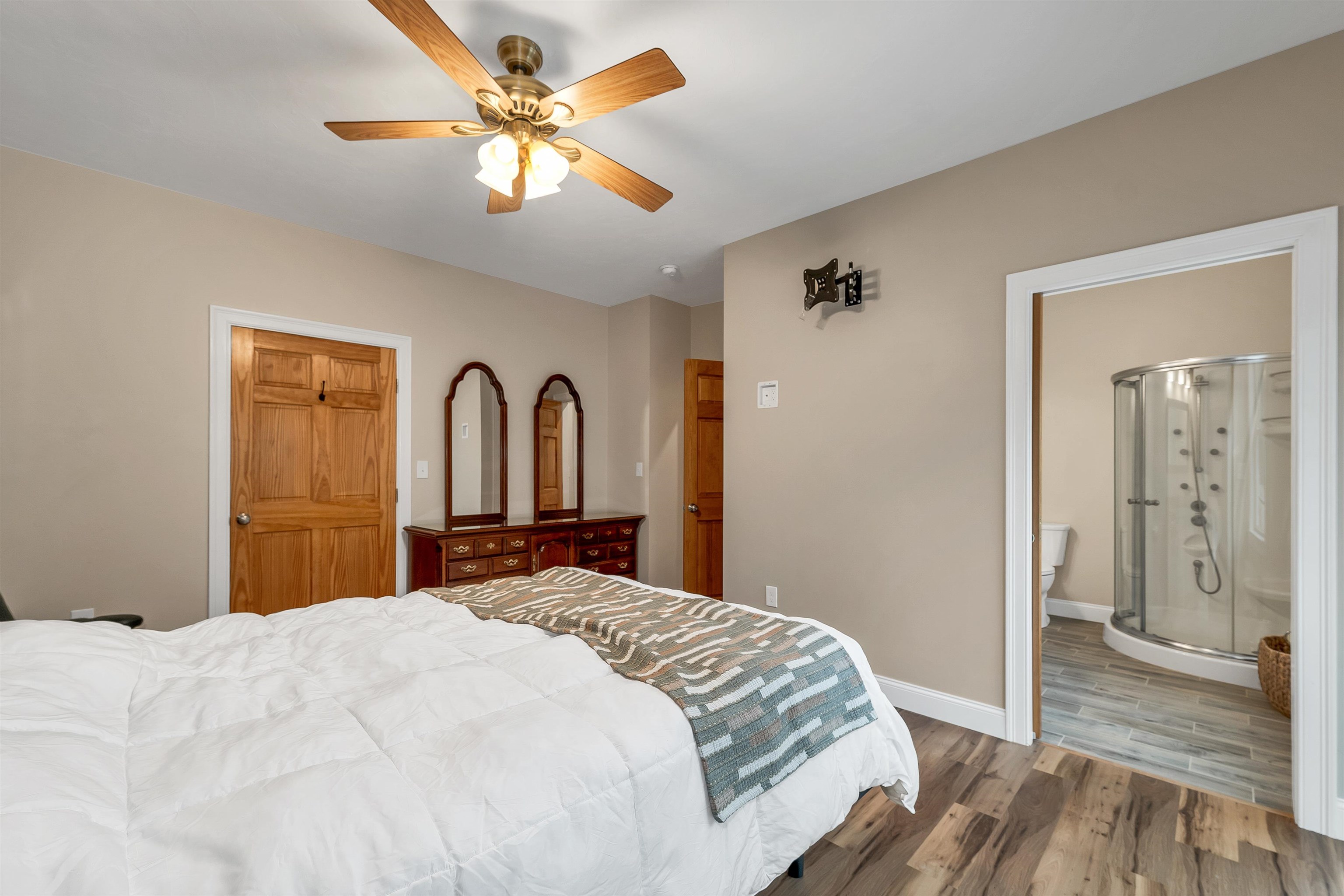 Meredith, New Hampshire, 03253, United States, 4 Bedrooms Bedrooms, ,2 BathroomsBathrooms,Residential,For Sale,1998295