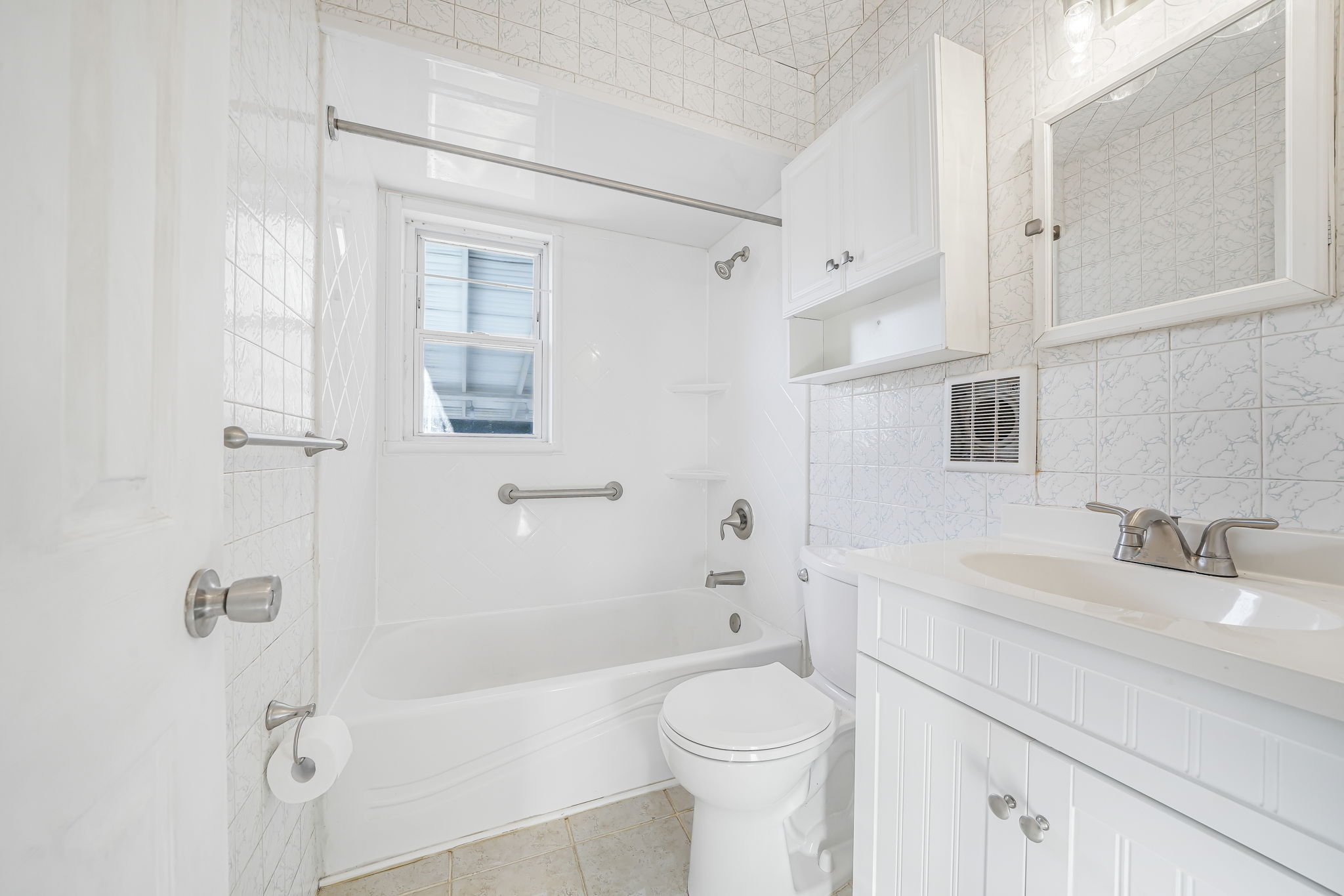 Elmwood Park, New Jersey, 07407, United States, 4 Bedrooms Bedrooms, ,2 BathroomsBathrooms,Residential,For Sale,2009645