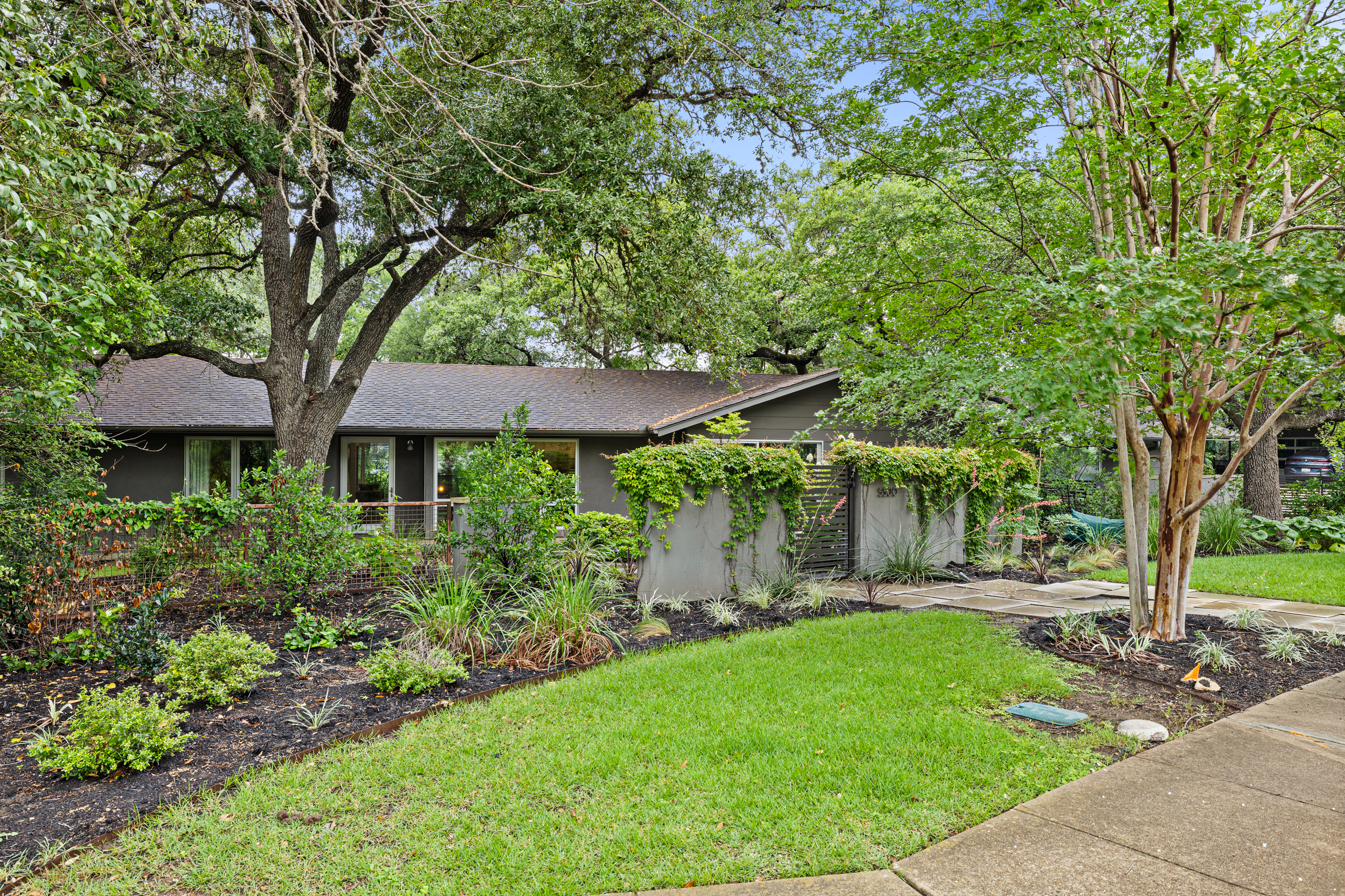  Sprawling Shoal Creek Retreat with Rare Privacy in Central Austin - 物件實景