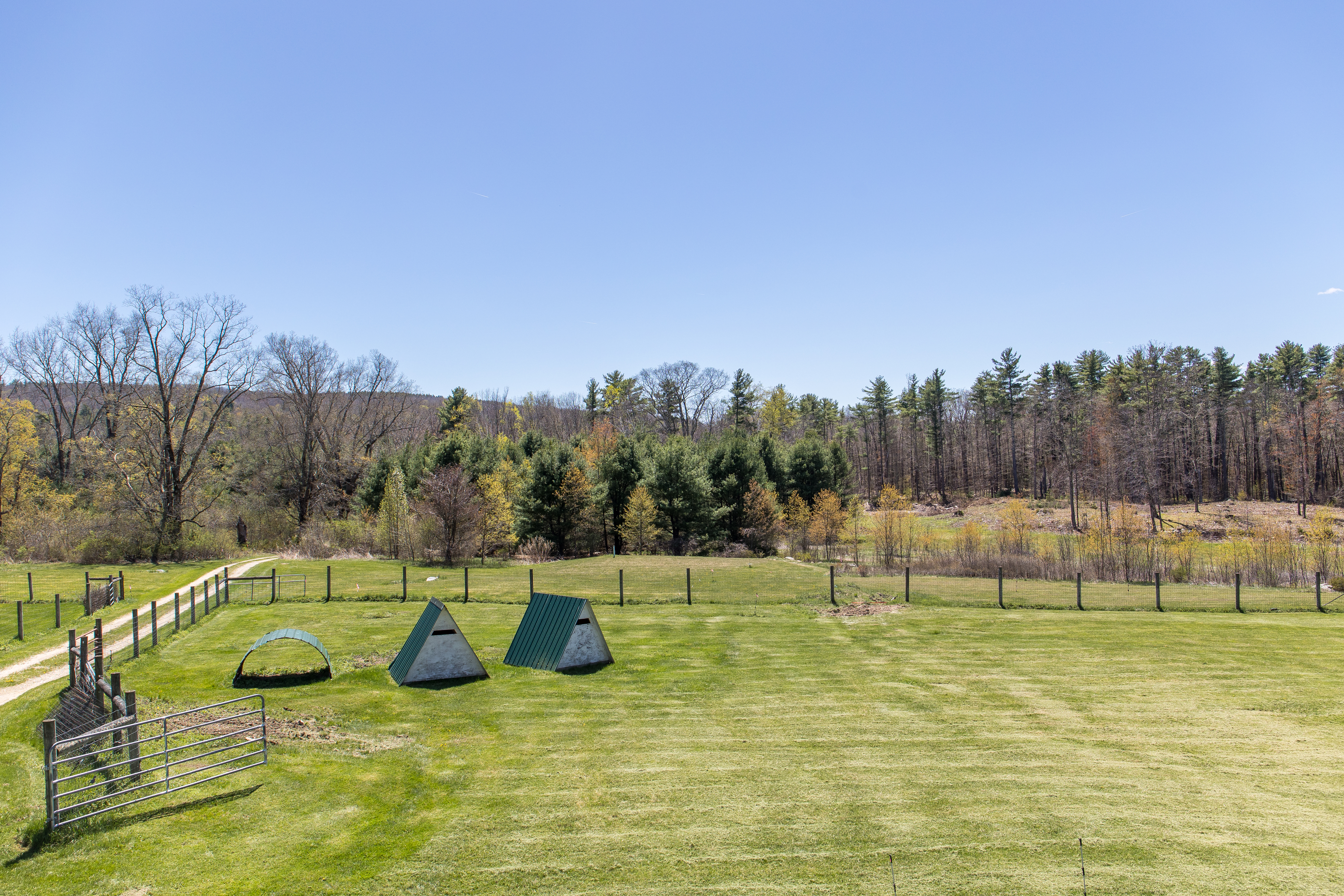  A Tranquil Berkshire Legacy: 22 Scenic Acres and a Landmark 3-Story Barn, Brookm - 物件實景