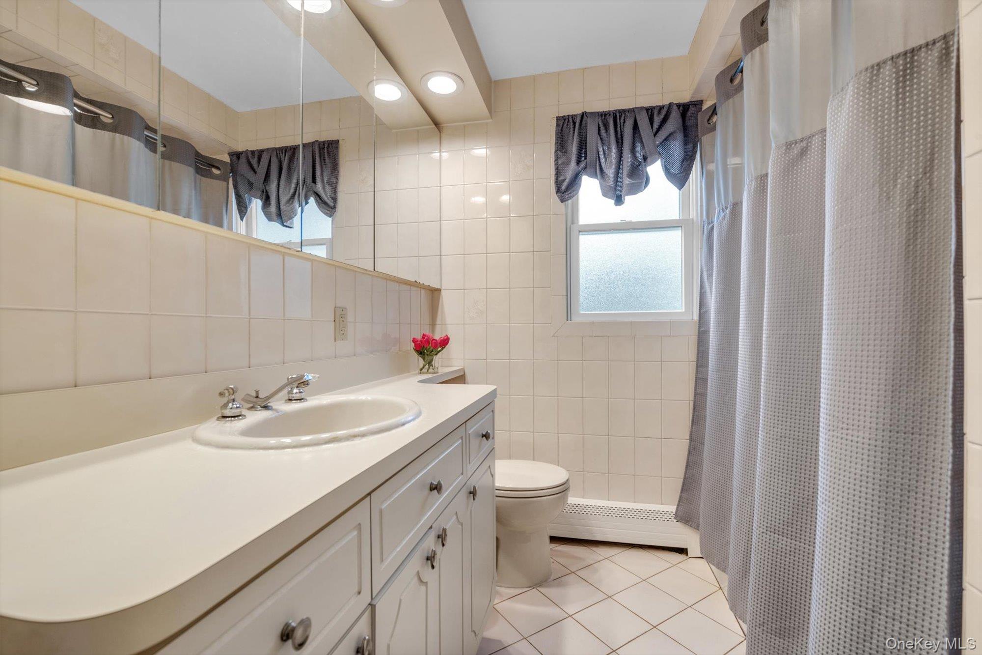 Hicksville, New York, 11801, United States, 3 Bedrooms Bedrooms, ,2 BathroomsBathrooms,Residential,For Sale,1950736