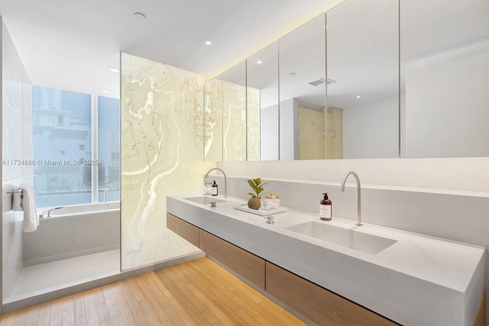 Miami Beach, Florida, 33140, United States, 3 Bedrooms Bedrooms, ,4 BathroomsBathrooms,Residential,For Sale,1696692