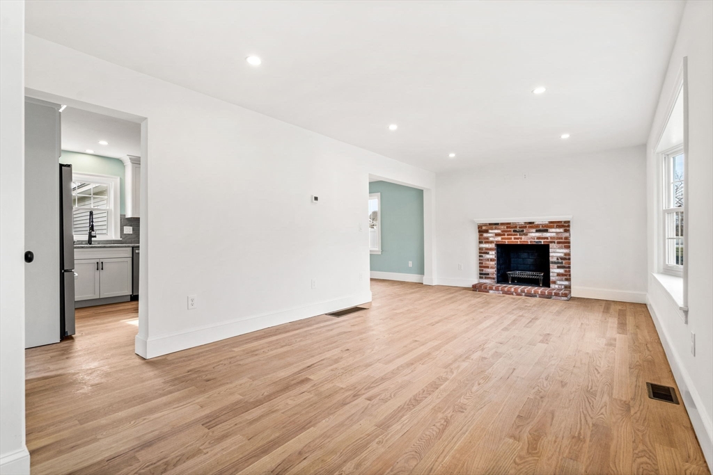 Boston, Massachusetts, 02132, United States, 3 Bedrooms Bedrooms, ,2 BathroomsBathrooms,Residential,For Sale,1898470